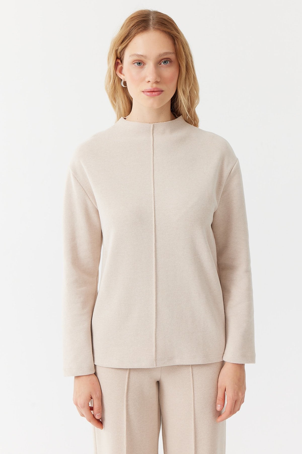 سويت شيرت نسائية بدون ياقة بخياطة أمامية