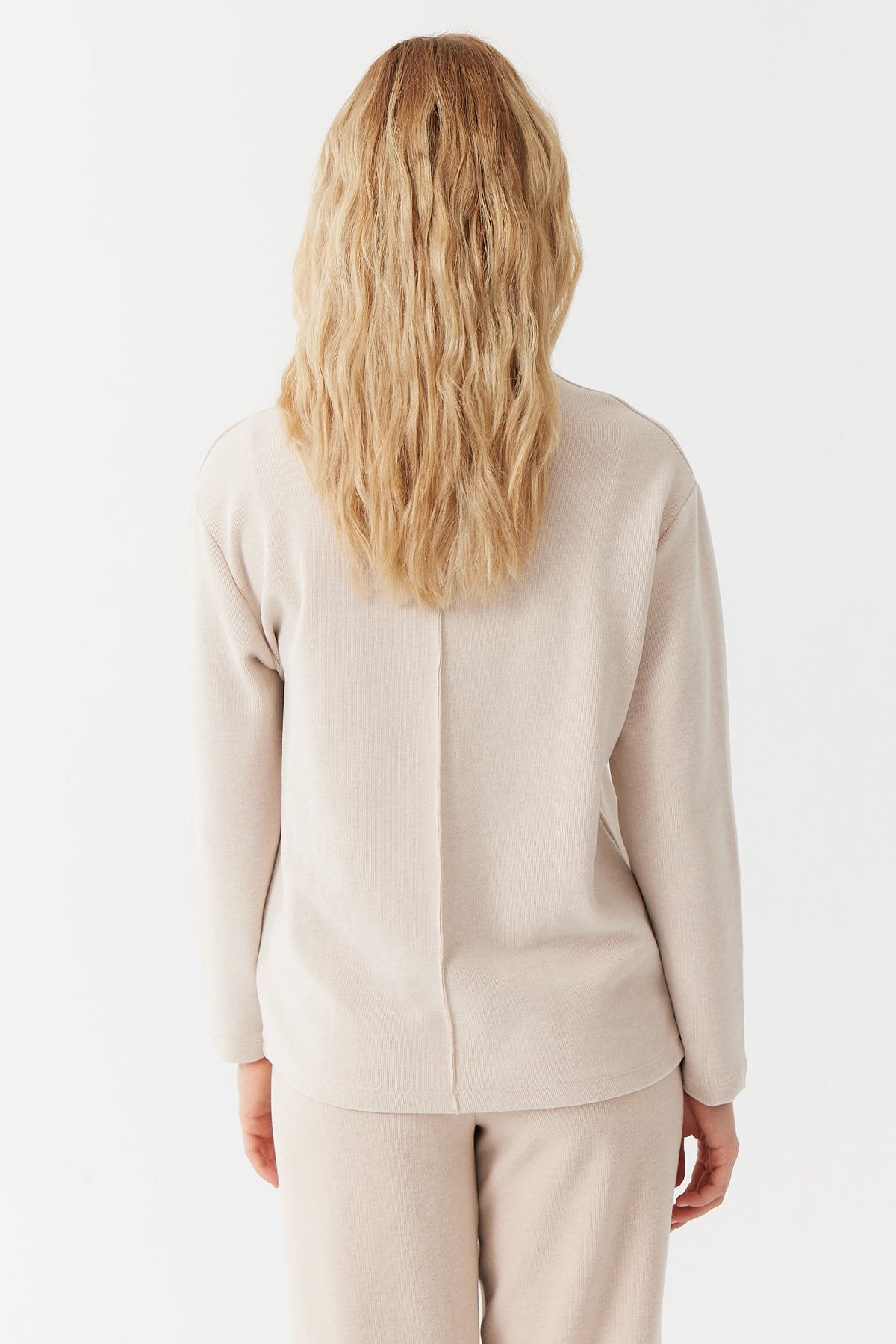 سويت شيرت نسائية بدون ياقة بخياطة أمامية