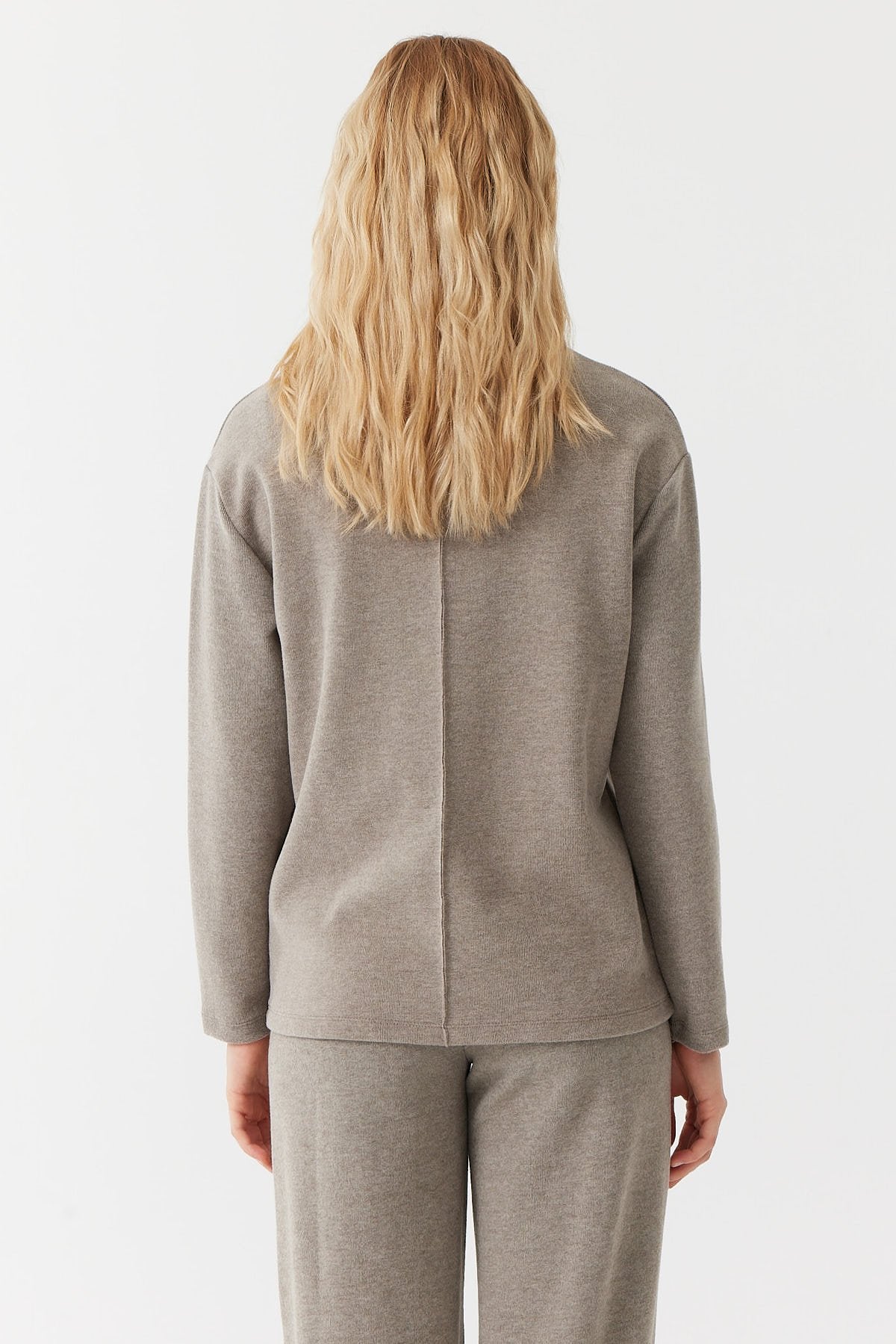 سويت شيرت نسائية بدون ياقة بخياطة أمامية