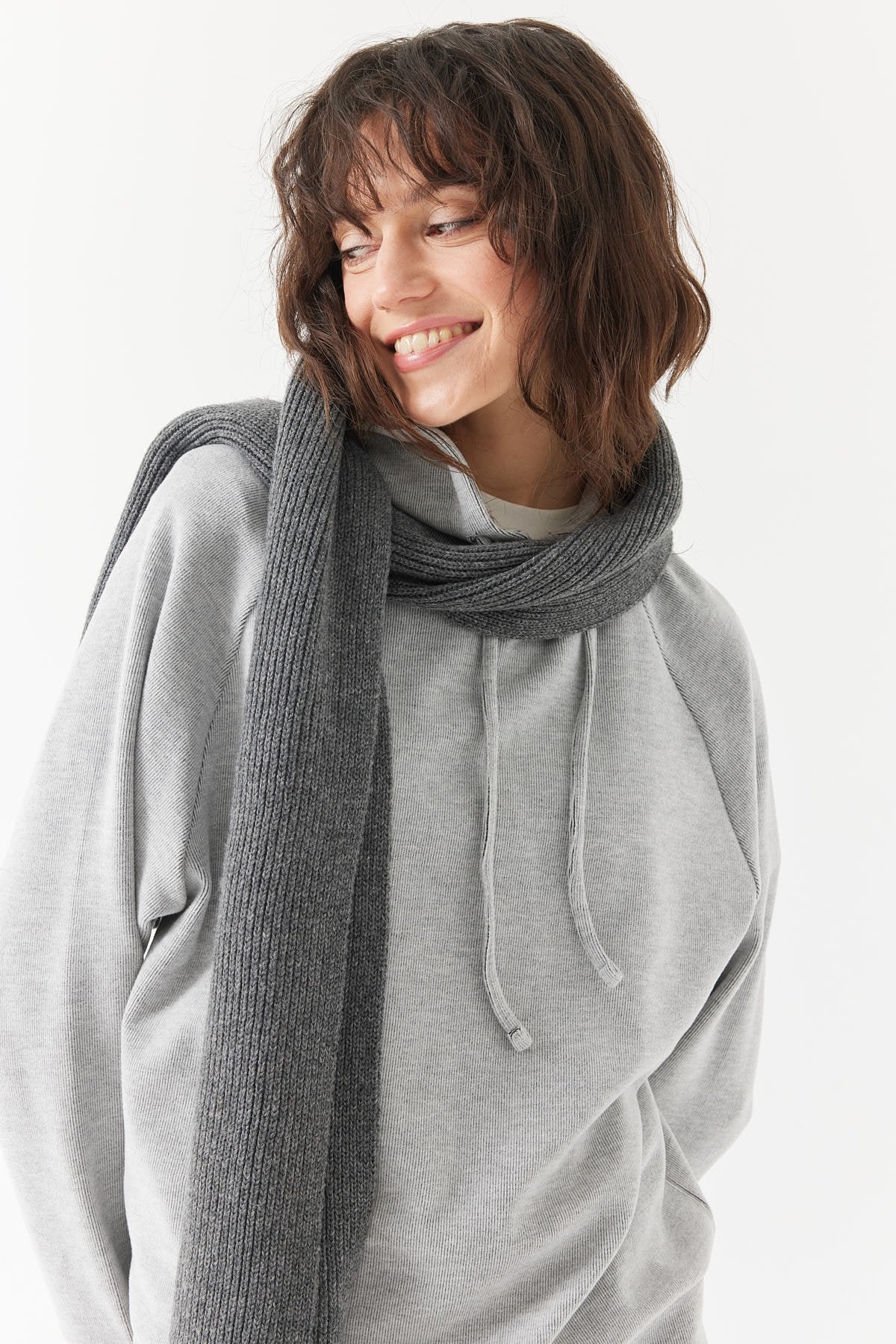 سويت شيرت نسائي أساسي بغطاء للرأس