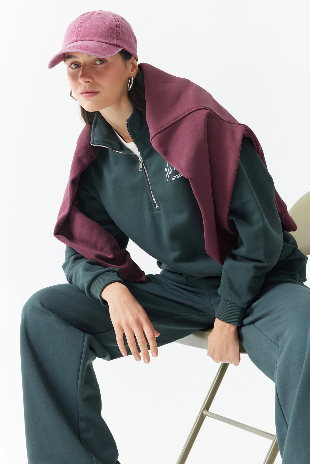 سويت شيرت نسائي بسحاب وياقة عالية