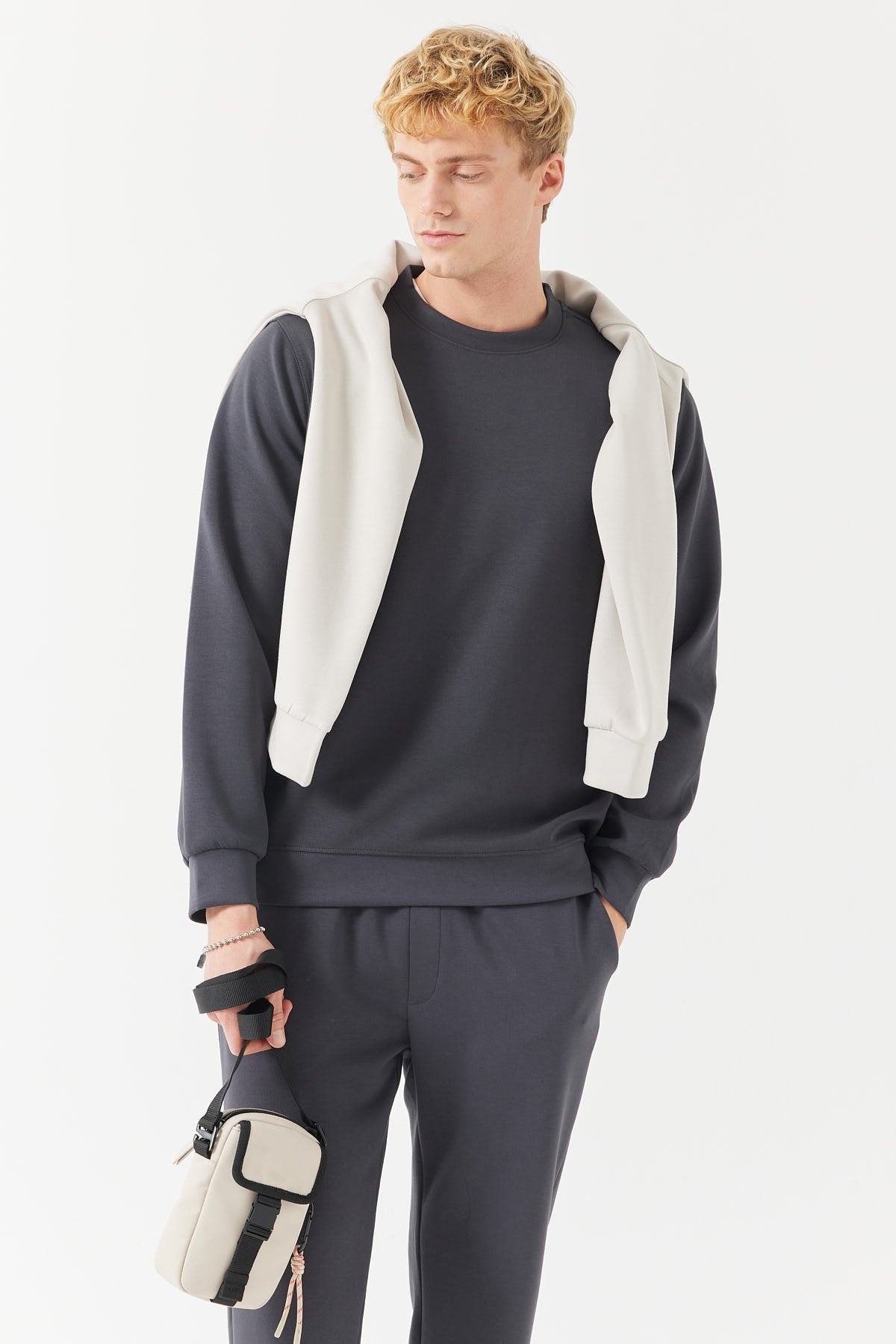 قميص رياضي رجالي أساسي برقبة دائرية