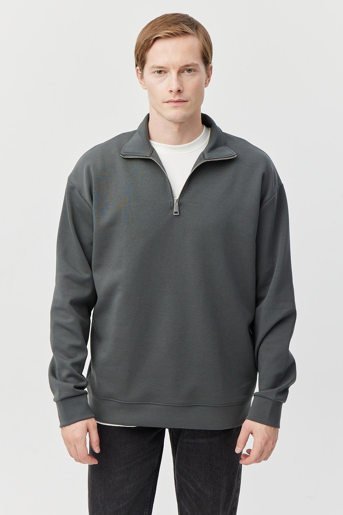 سويت شيرت رجالي بتفاصيل سحاب