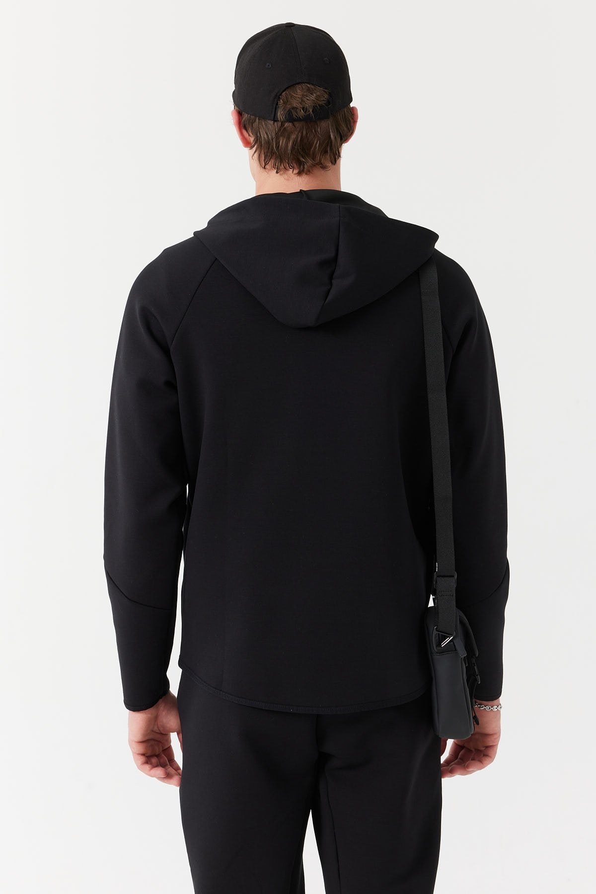 سەرپۆشی ئارەقەی پیاوان بە هودەوە