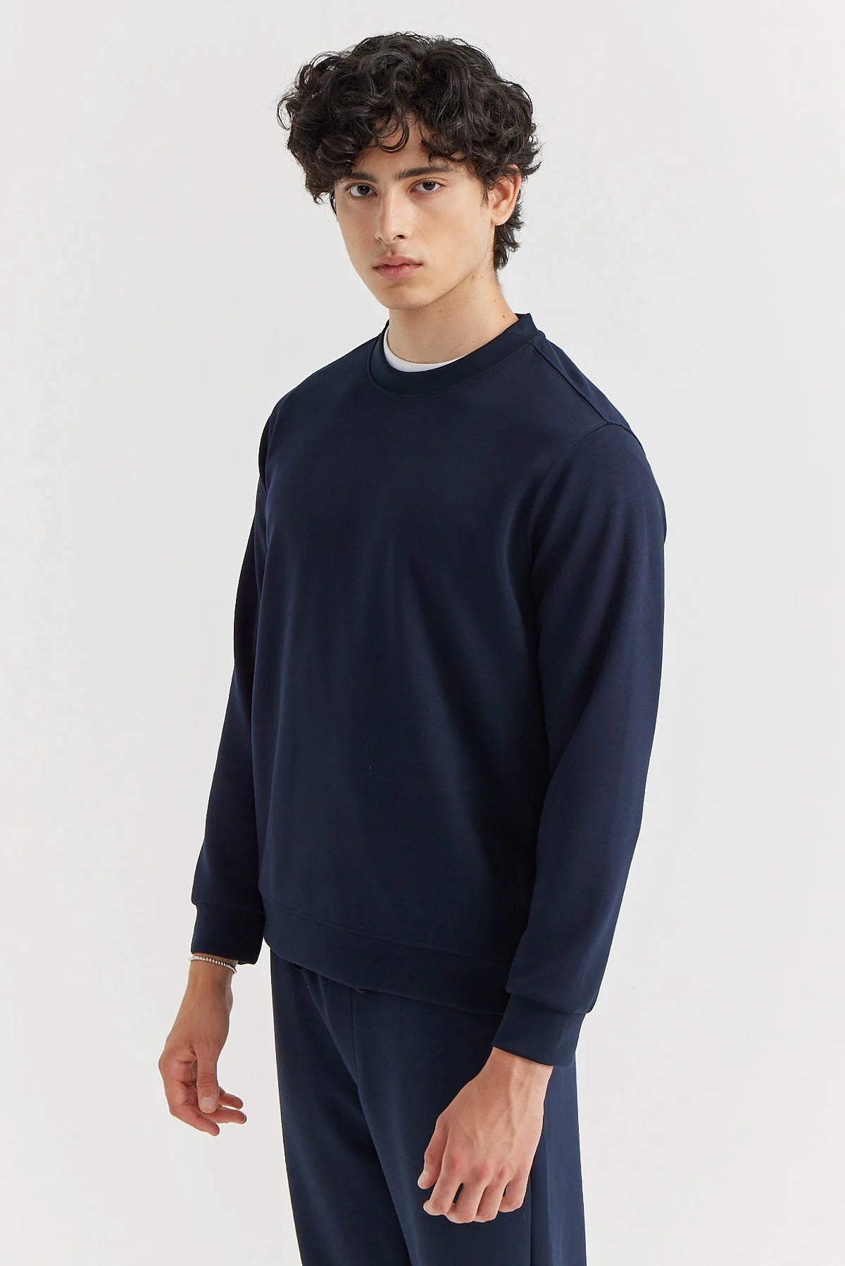 قميص رياضي رجالي أساسي برقبة دائرية