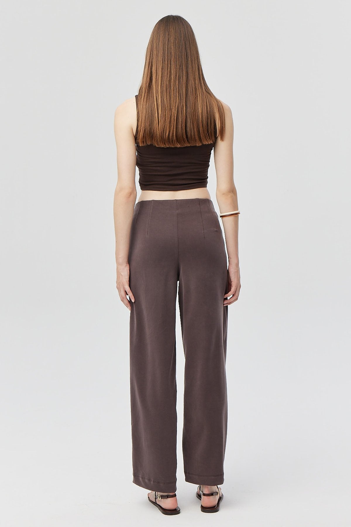 بنطلون نسائي ناعم الملمس بتفاصيل مخيطة