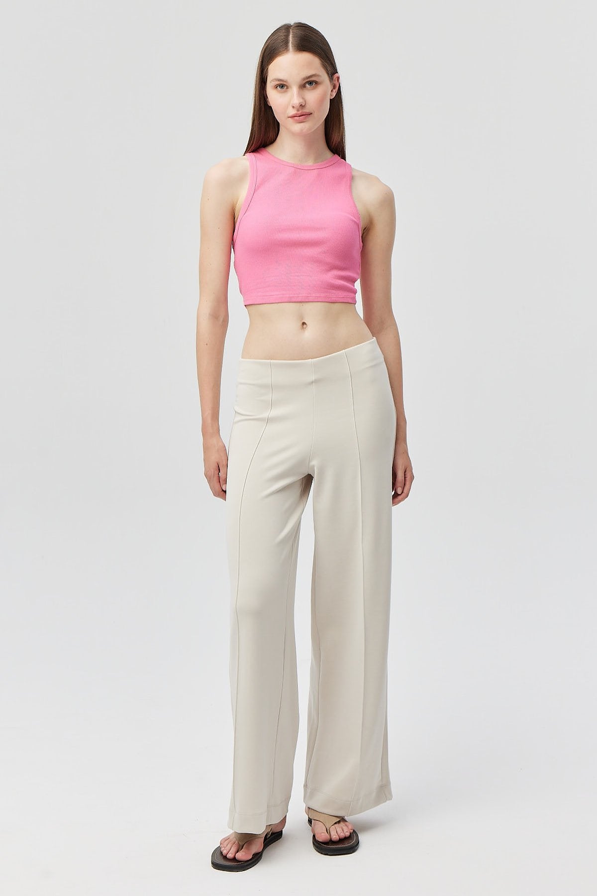 بنطلون نسائي ناعم الملمس بتفاصيل مخيطة