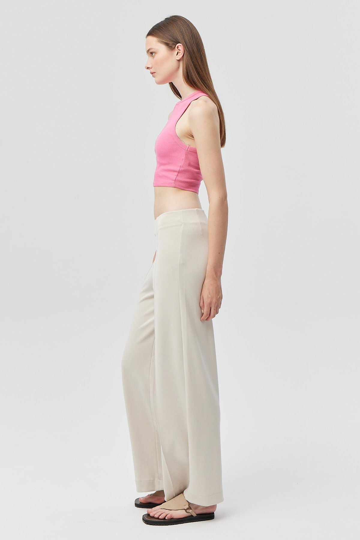 بنطلون نسائي ناعم الملمس بتفاصيل مخيطة