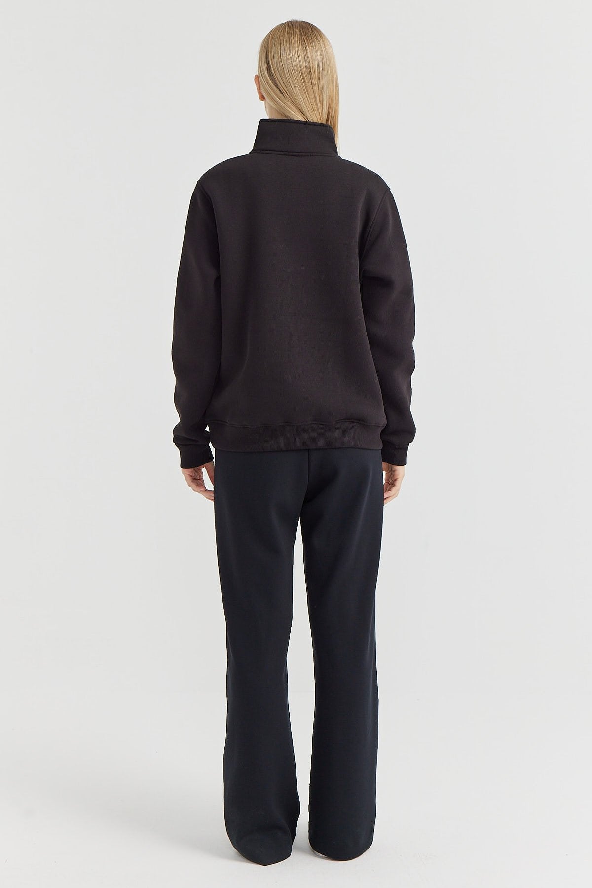 ئارەقەی خوارەوەی درزی پێشەوەی ئافرەتان