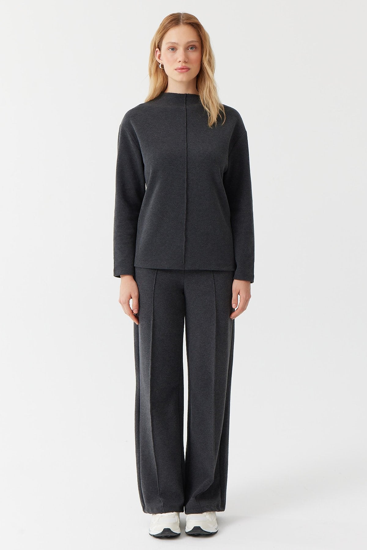 بنطلون نسائي بتفاصيل الخياطة الأمامية