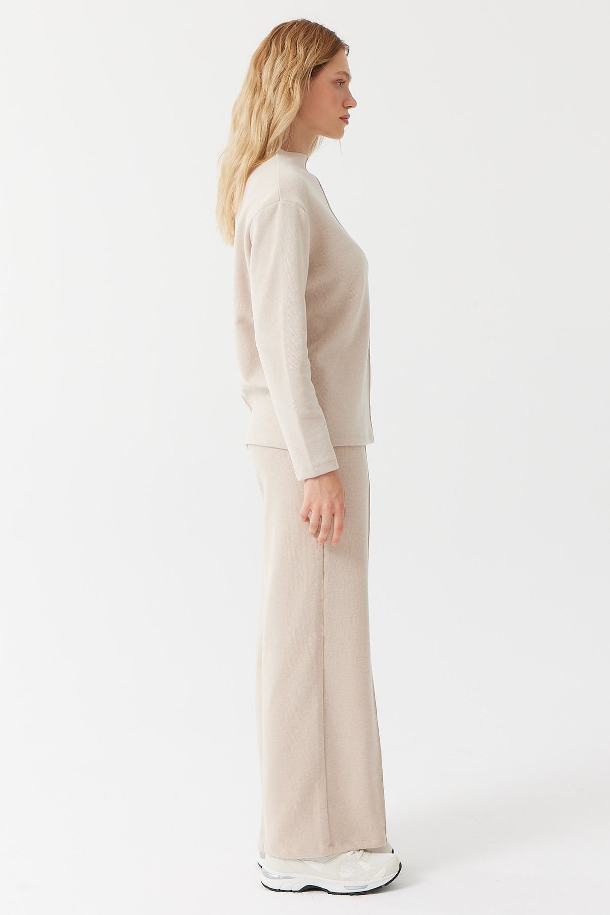 بنطلون نسائي بتفاصيل الخياطة الأمامية