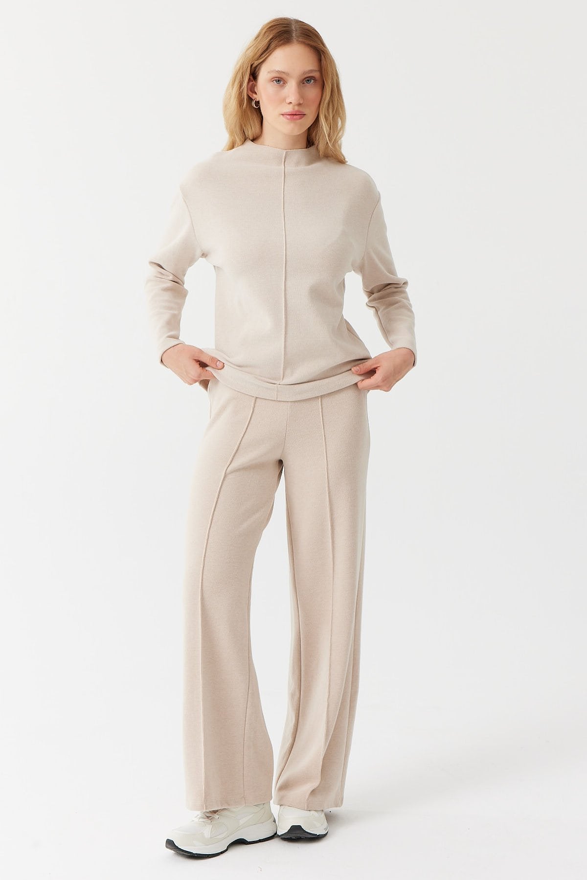 بنطلون نسائي بتفاصيل الخياطة الأمامية