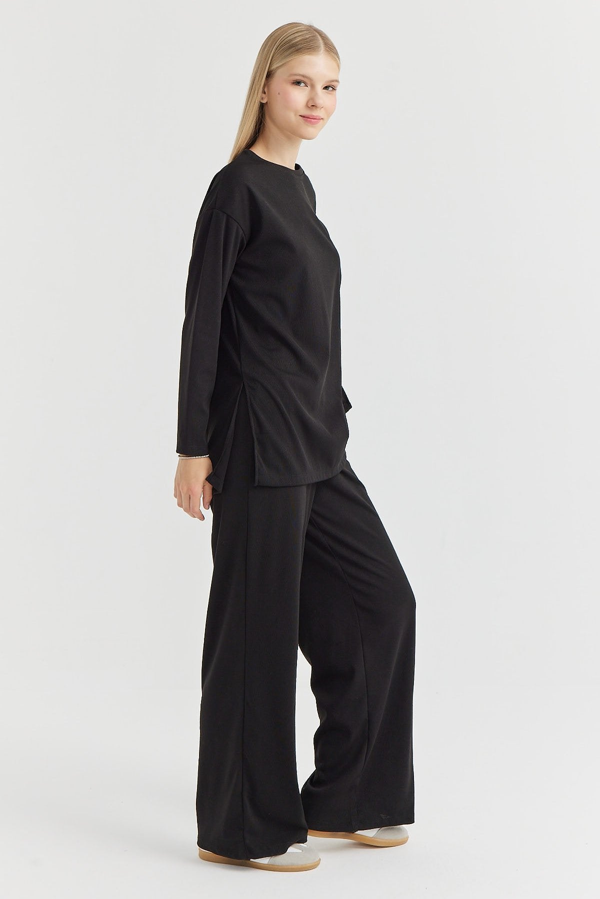 بنطلون نسائي واسع الساق ذو ملمس ناعم