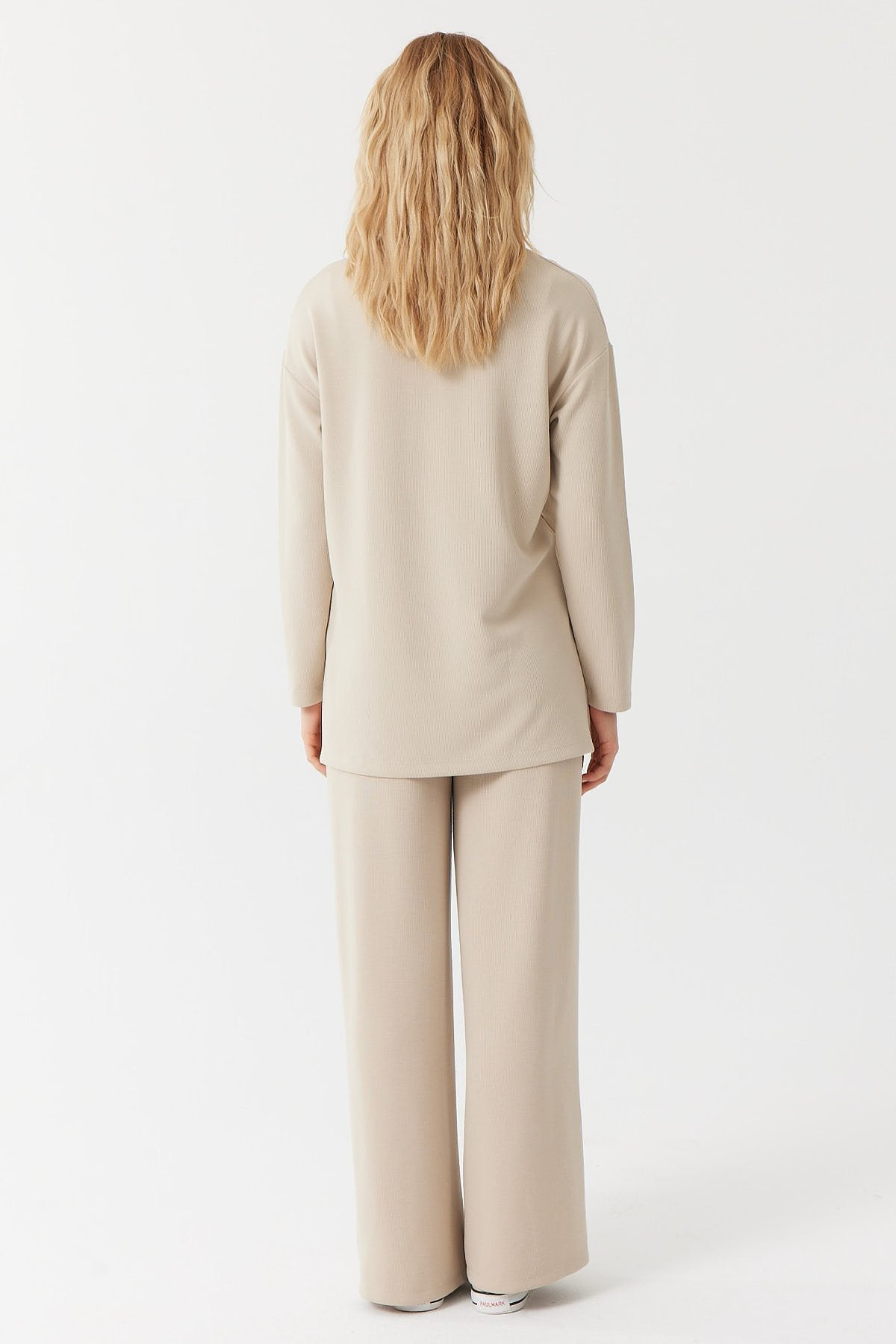 بنطلون نسائي بخصر مطاطي وملمس مميز