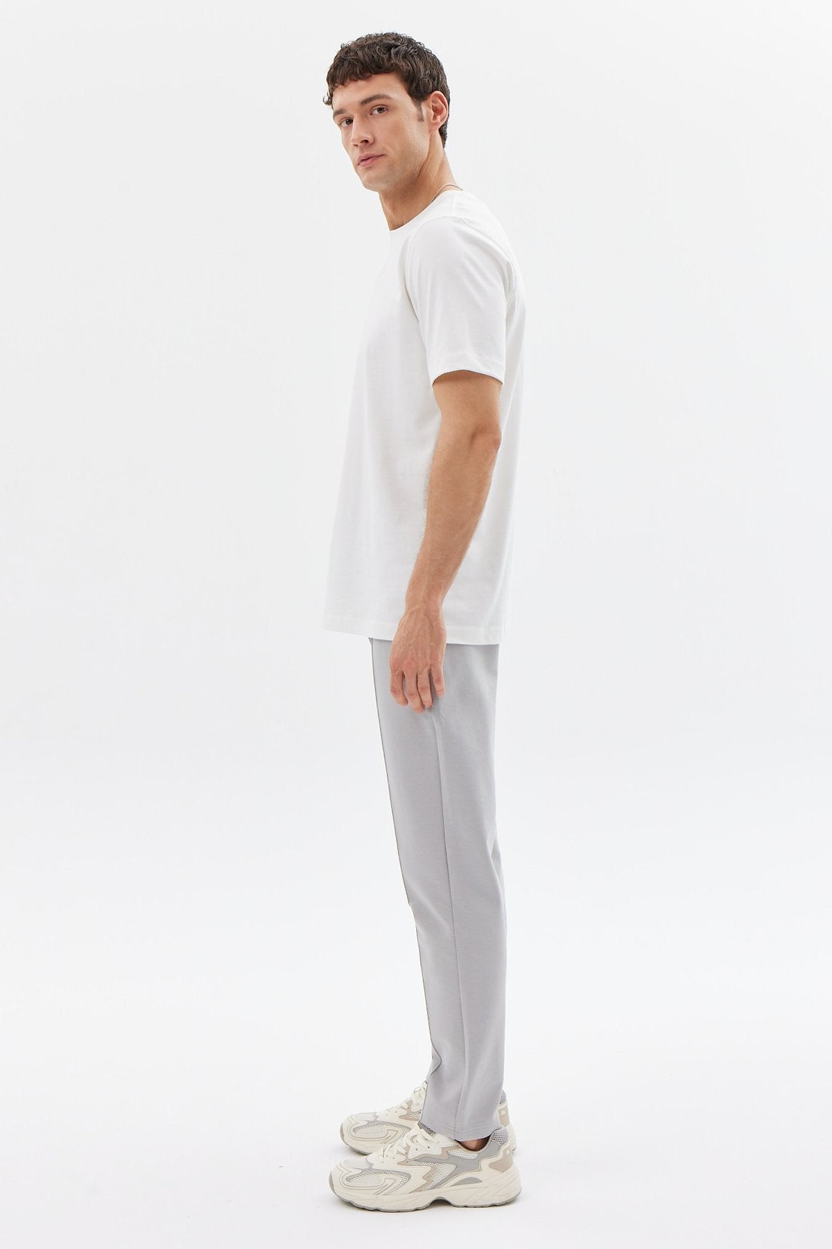 بنطلون رجالي رياضي بتفاصيل درز أمامي