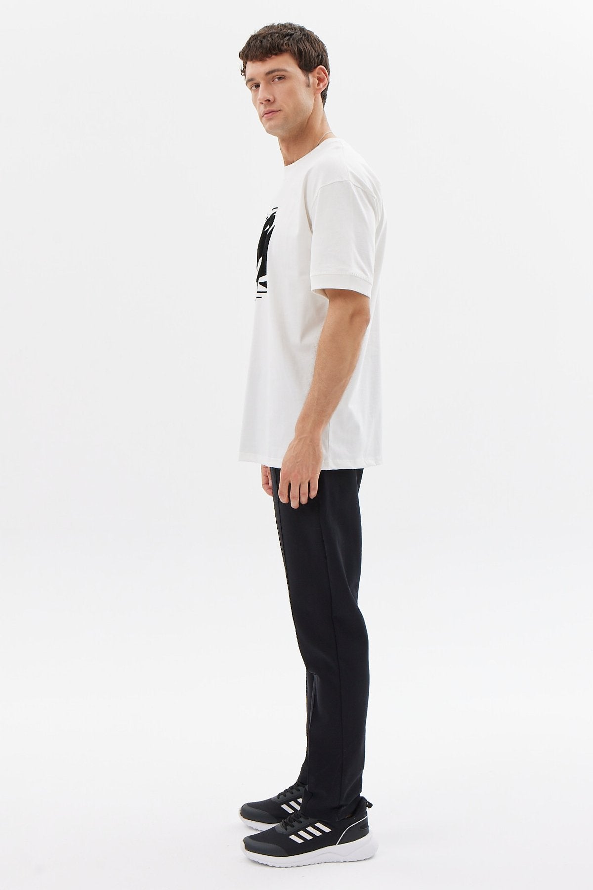 بنطلون رجالي رياضي بتفاصيل درز أمامي