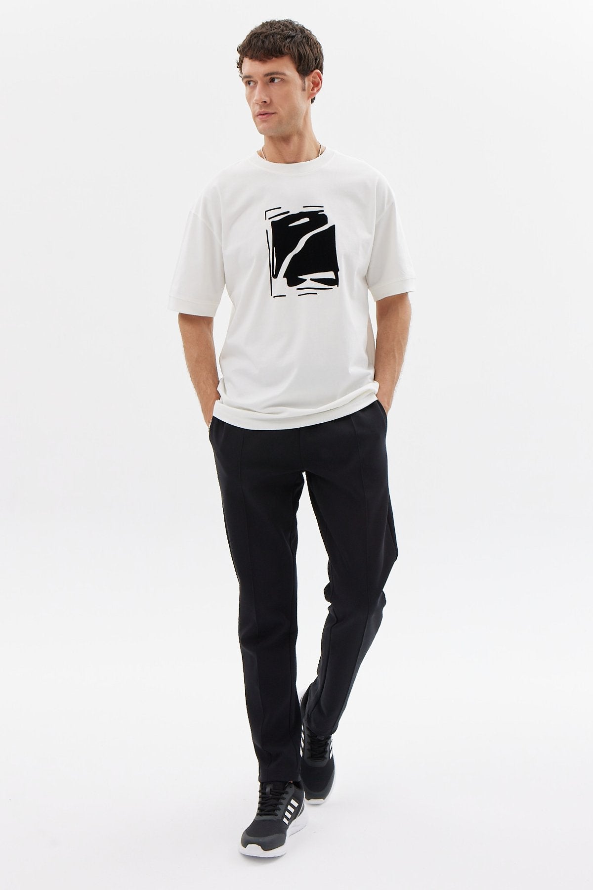 بنطلون رجالي رياضي بتفاصيل درز أمامي