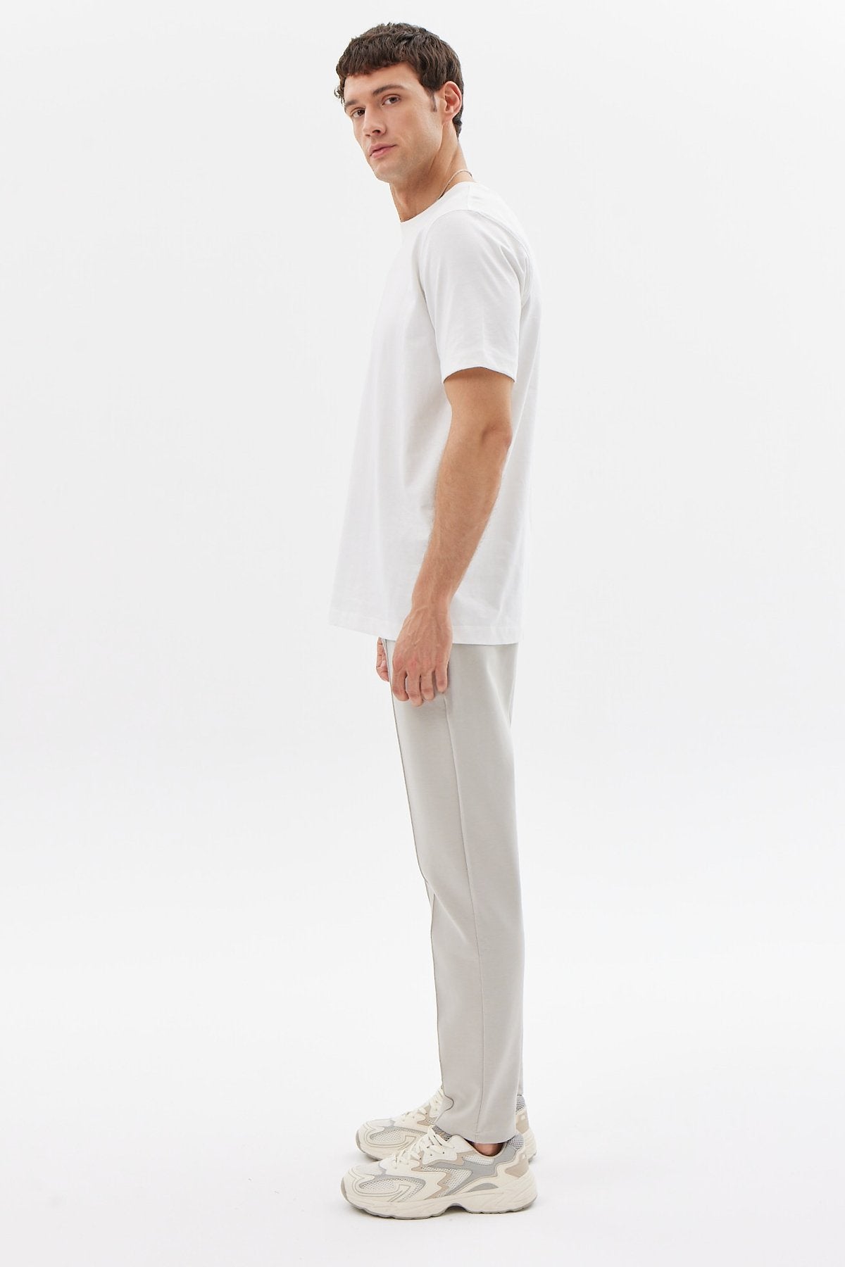 بنطلون رجالي رياضي بتفاصيل درز أمامي