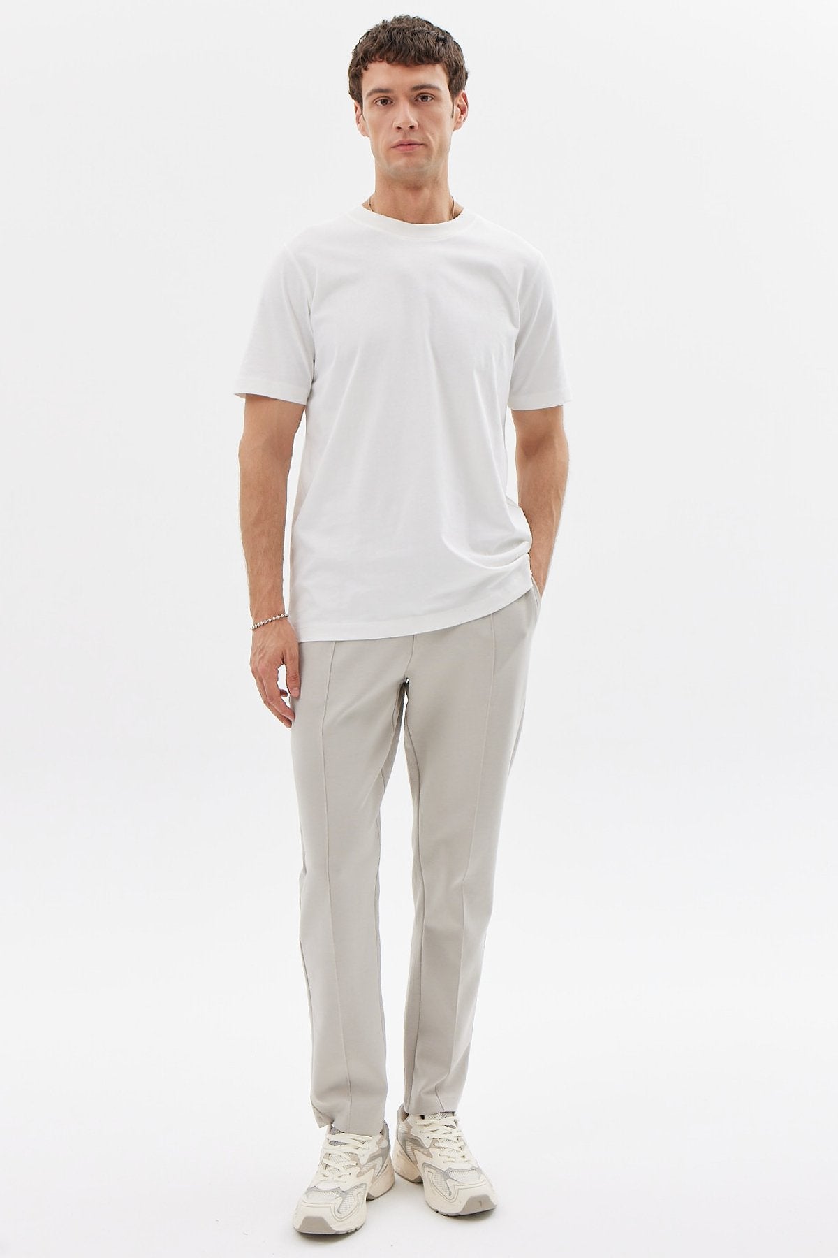 بنطلون رجالي رياضي بتفاصيل درز أمامي