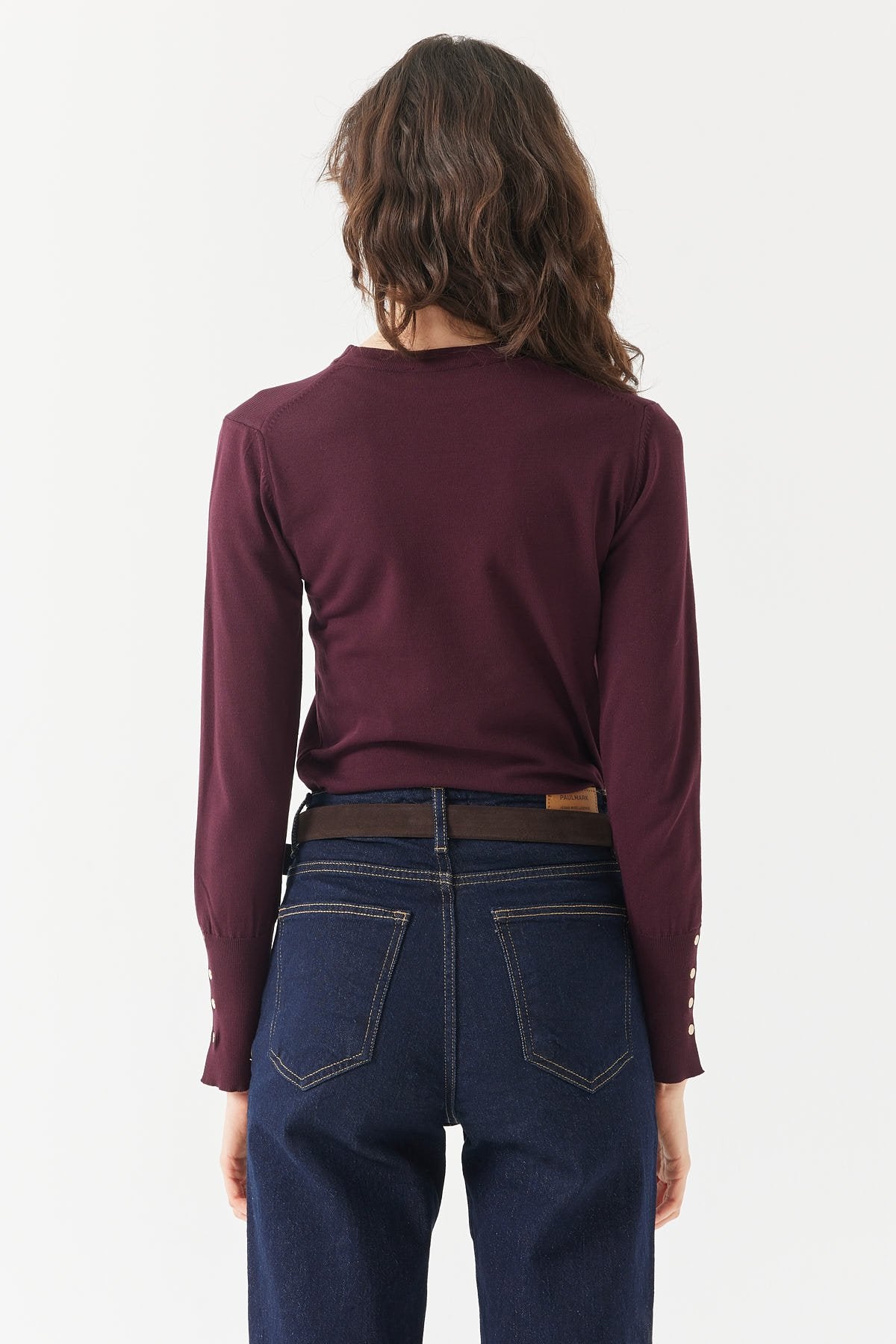 بلوزێکی جل و بەرگی کریو ملی ئافرەتان