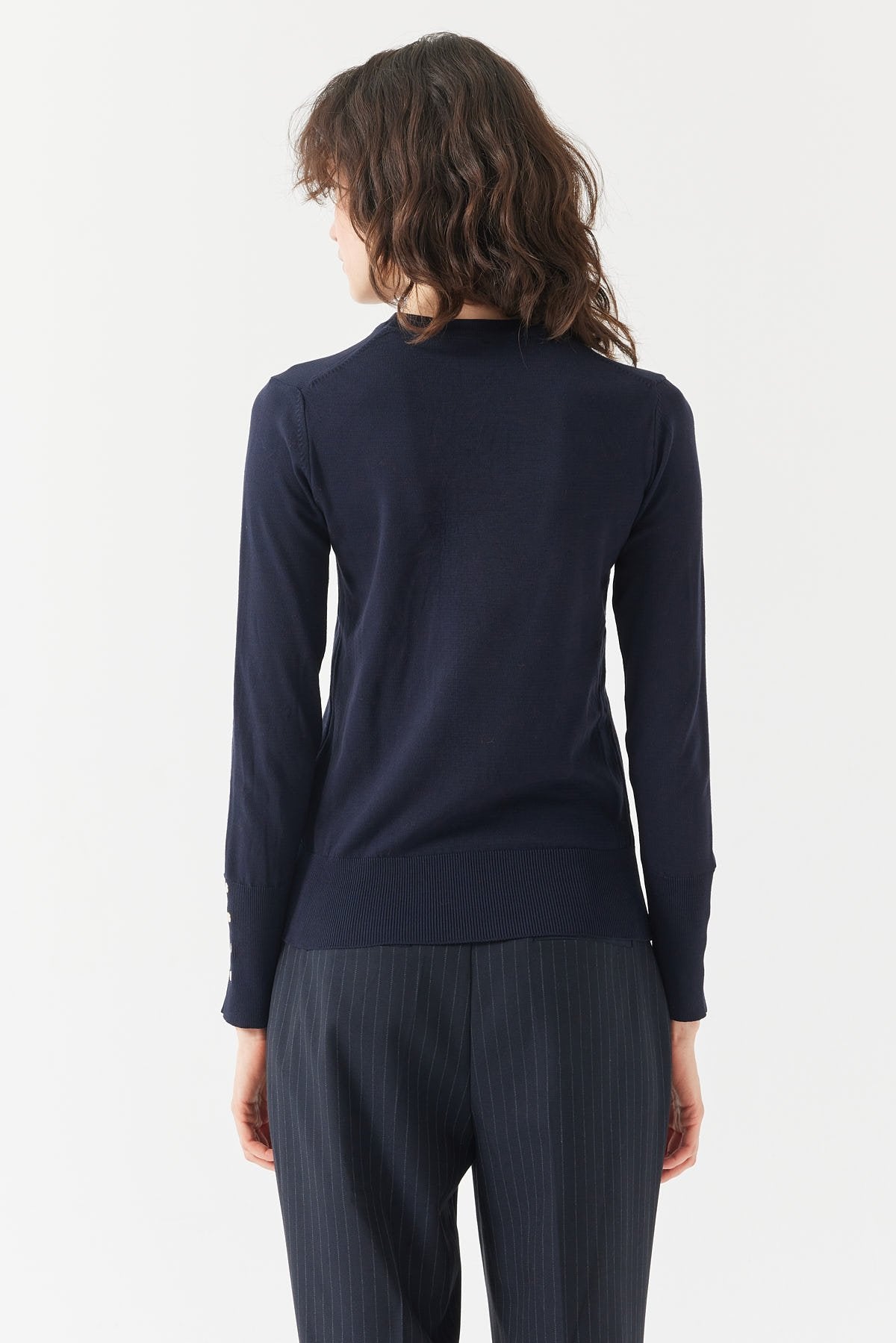 بلوزێکی جل و بەرگی کریو ملی ئافرەتان