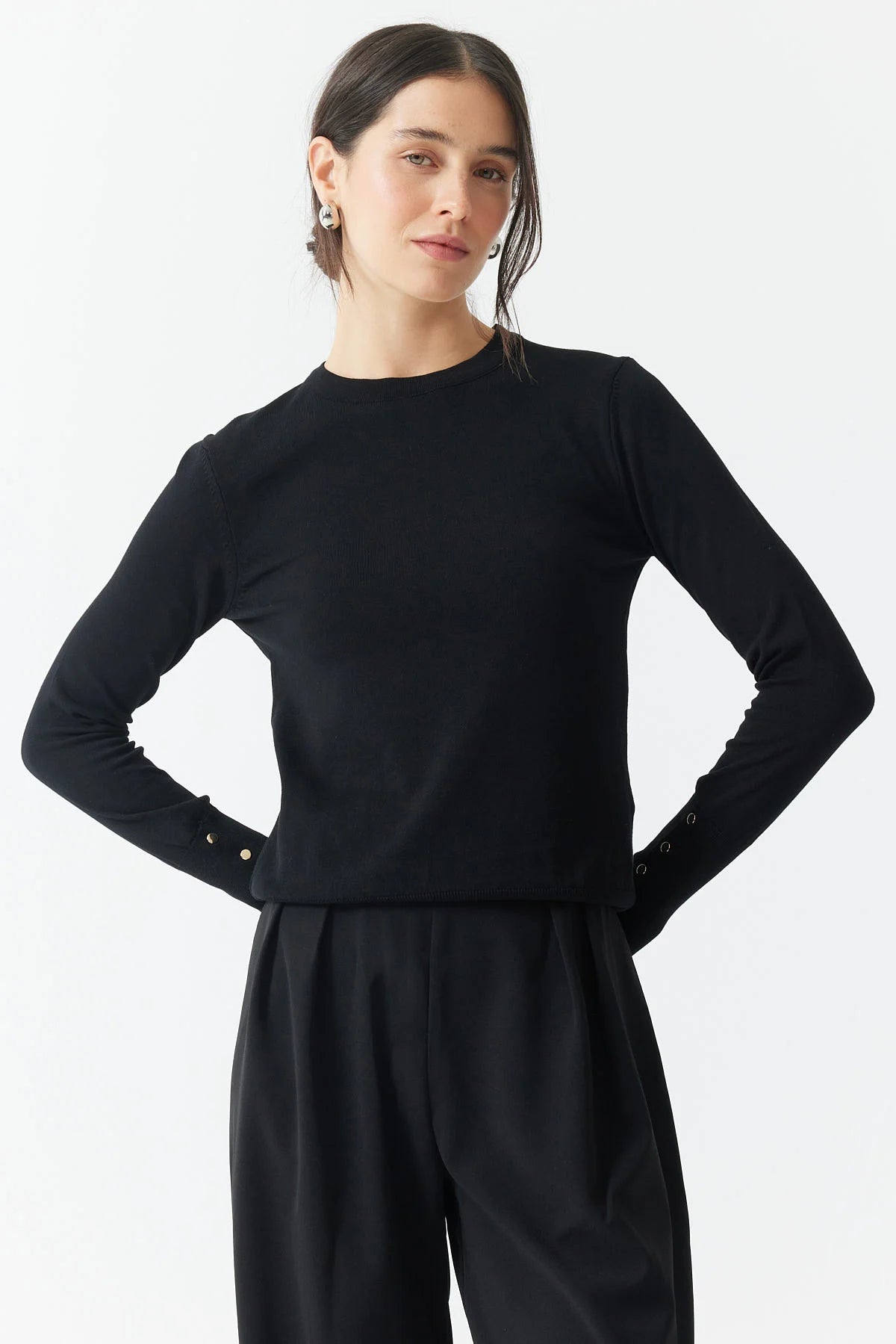 سترة نسائية محبوكة برقبة دائرية