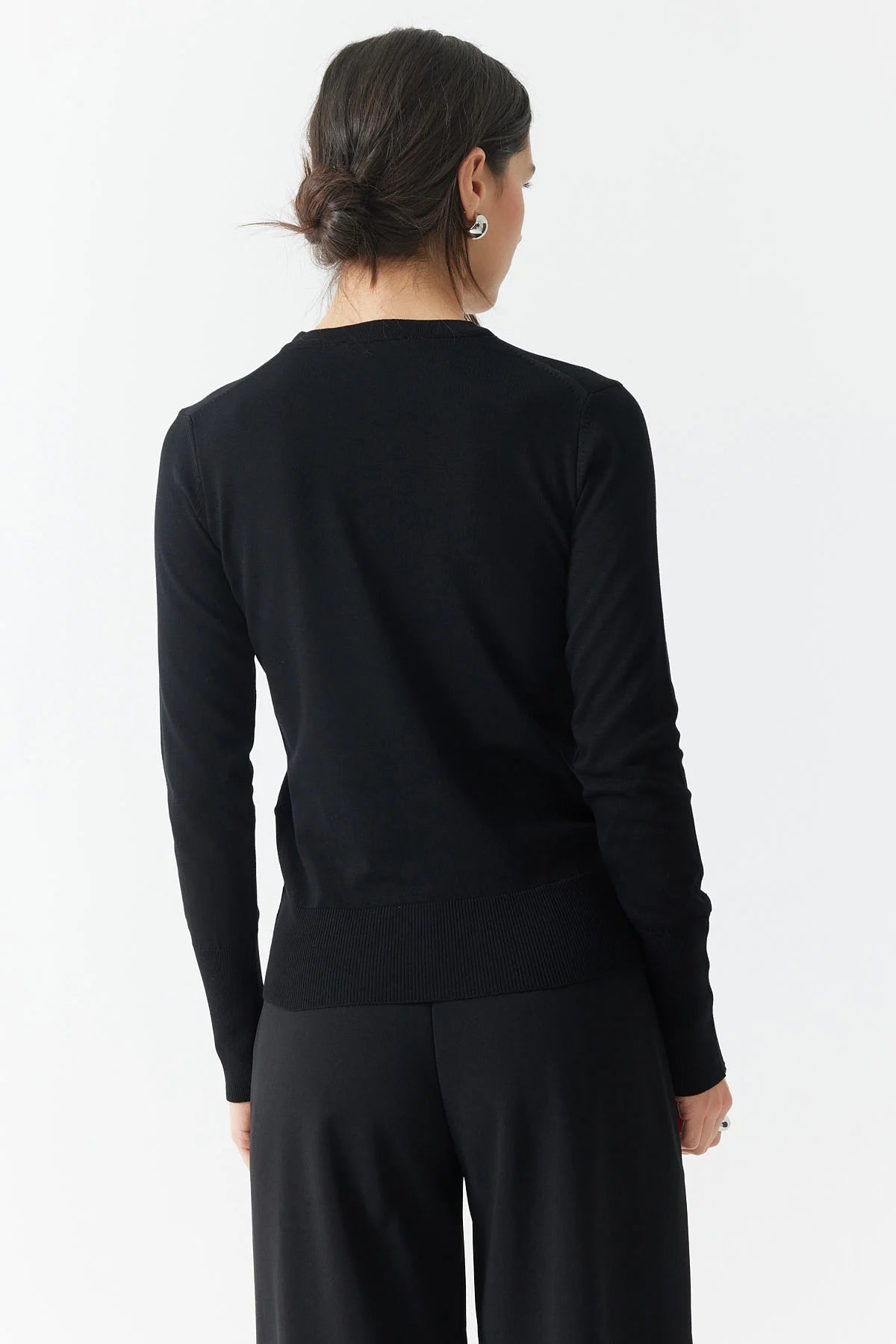 سترة نسائية محبوكة برقبة دائرية