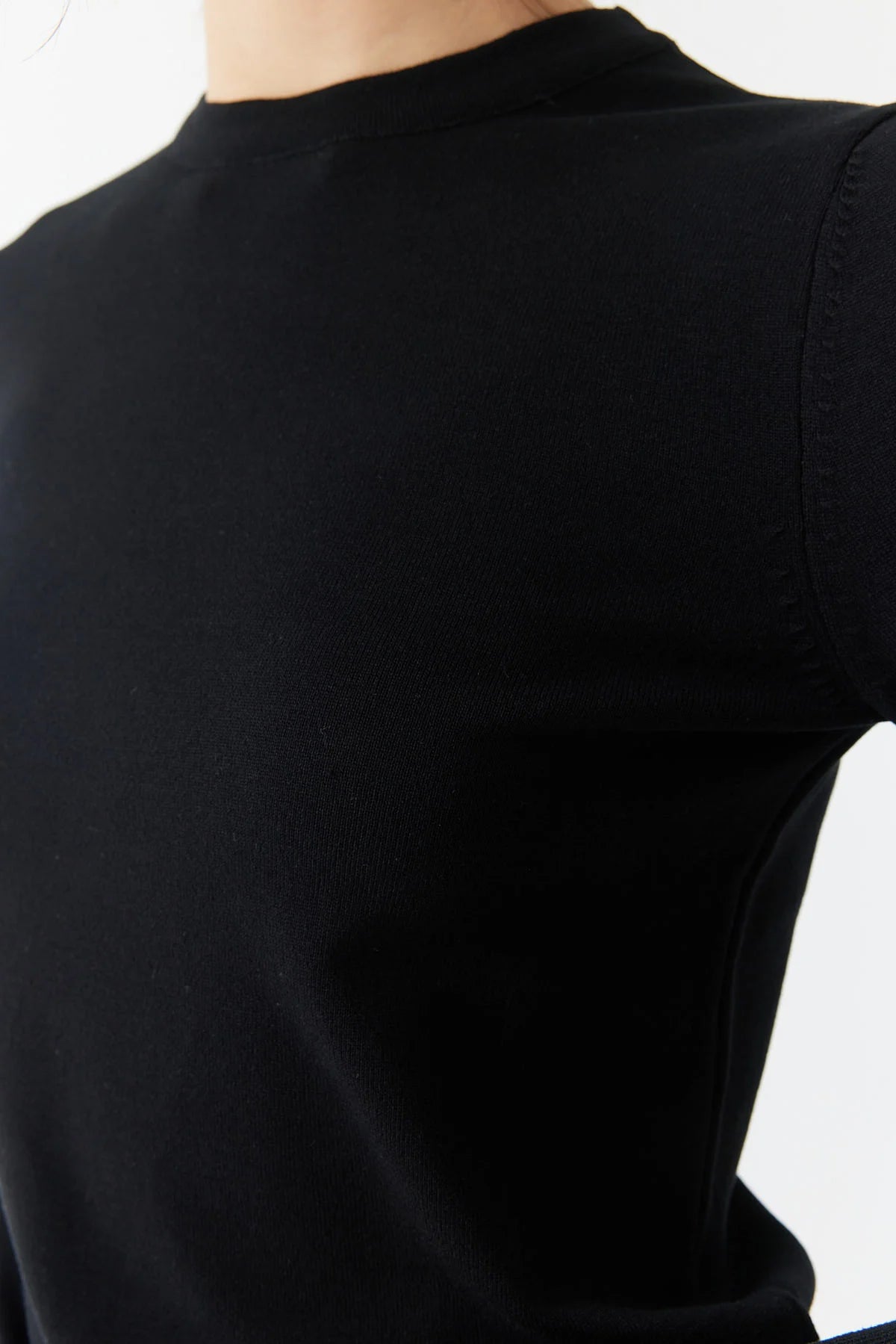 سترة نسائية محبوكة برقبة دائرية