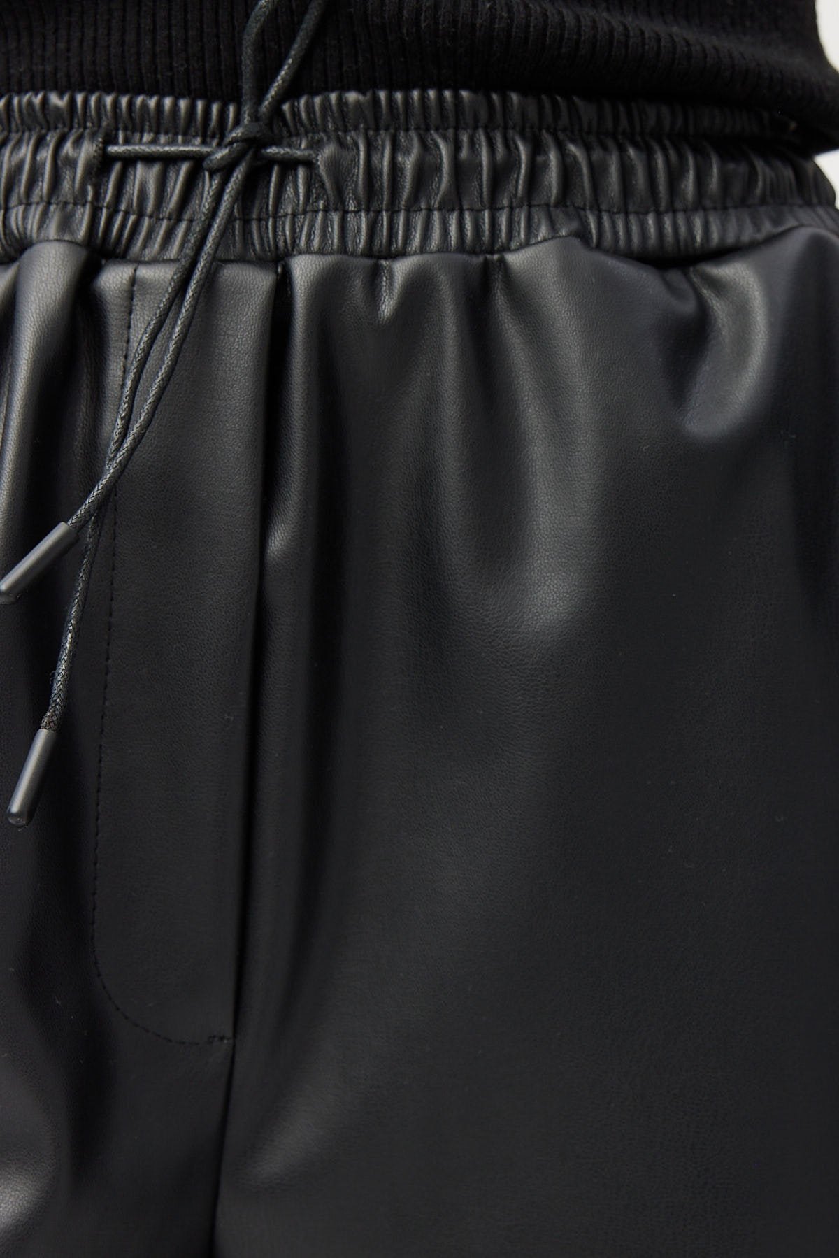 بنطلون جلدي نسائي بخصر مربوط