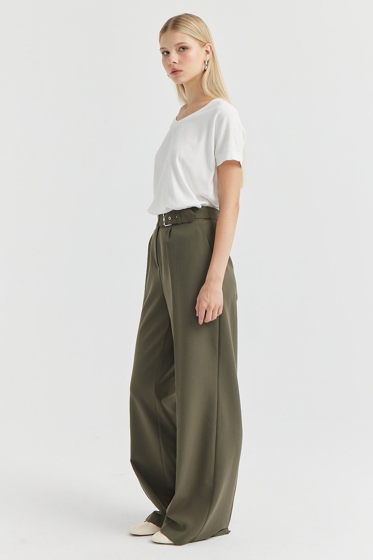 بنطلون نسائي واسع الساق بتفاصيل حزام