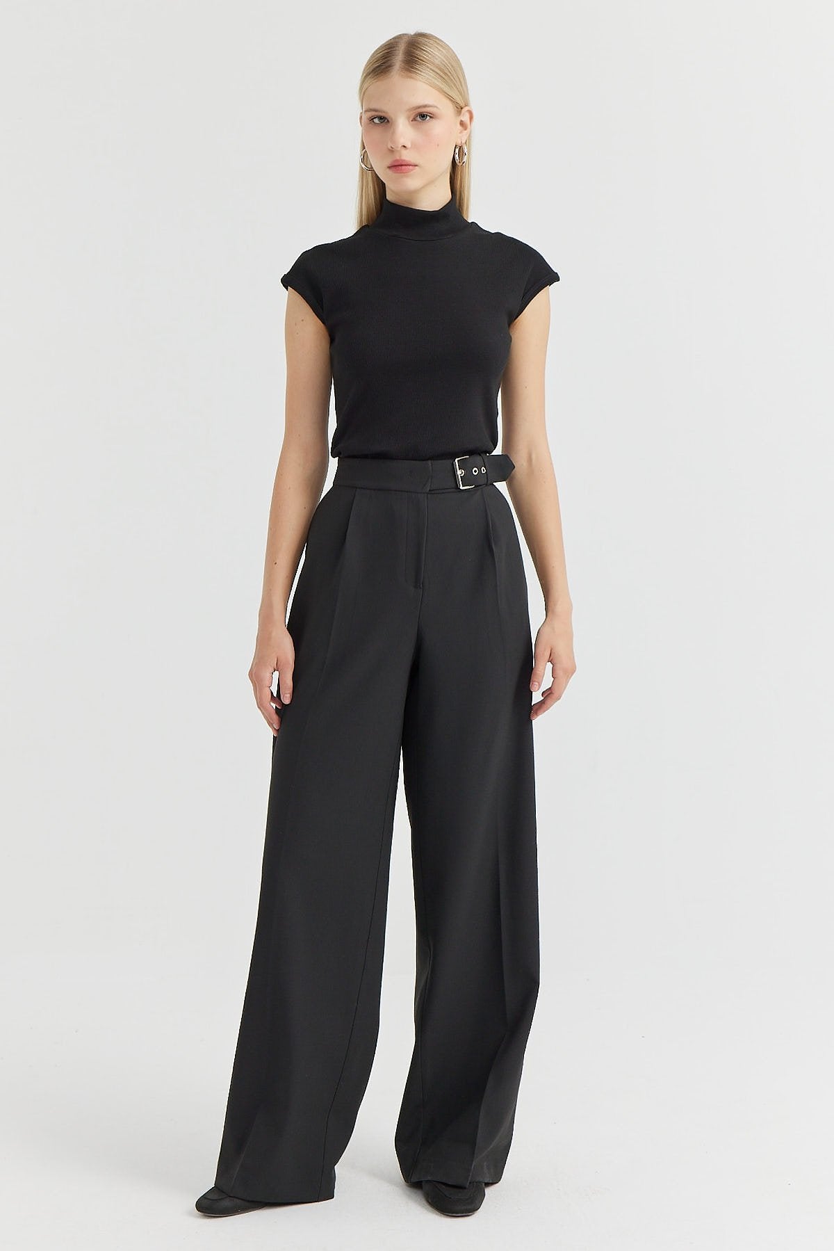 بنطلون نسائي واسع الساق بتفاصيل حزام