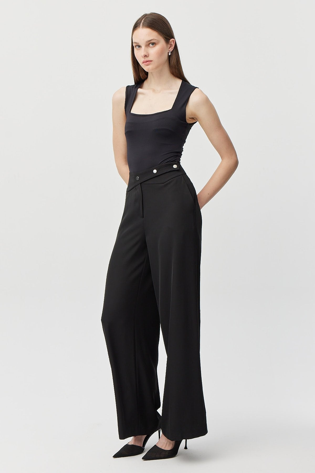 بنطلون نسائي واسع الساق بتفاصيل حزام