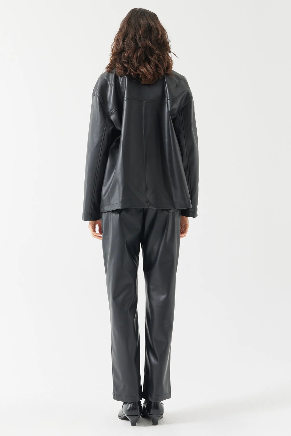 پانتۆڵی چەرمیی ئافرەتان بە شێوەیەکی ڕاست بڕاوە