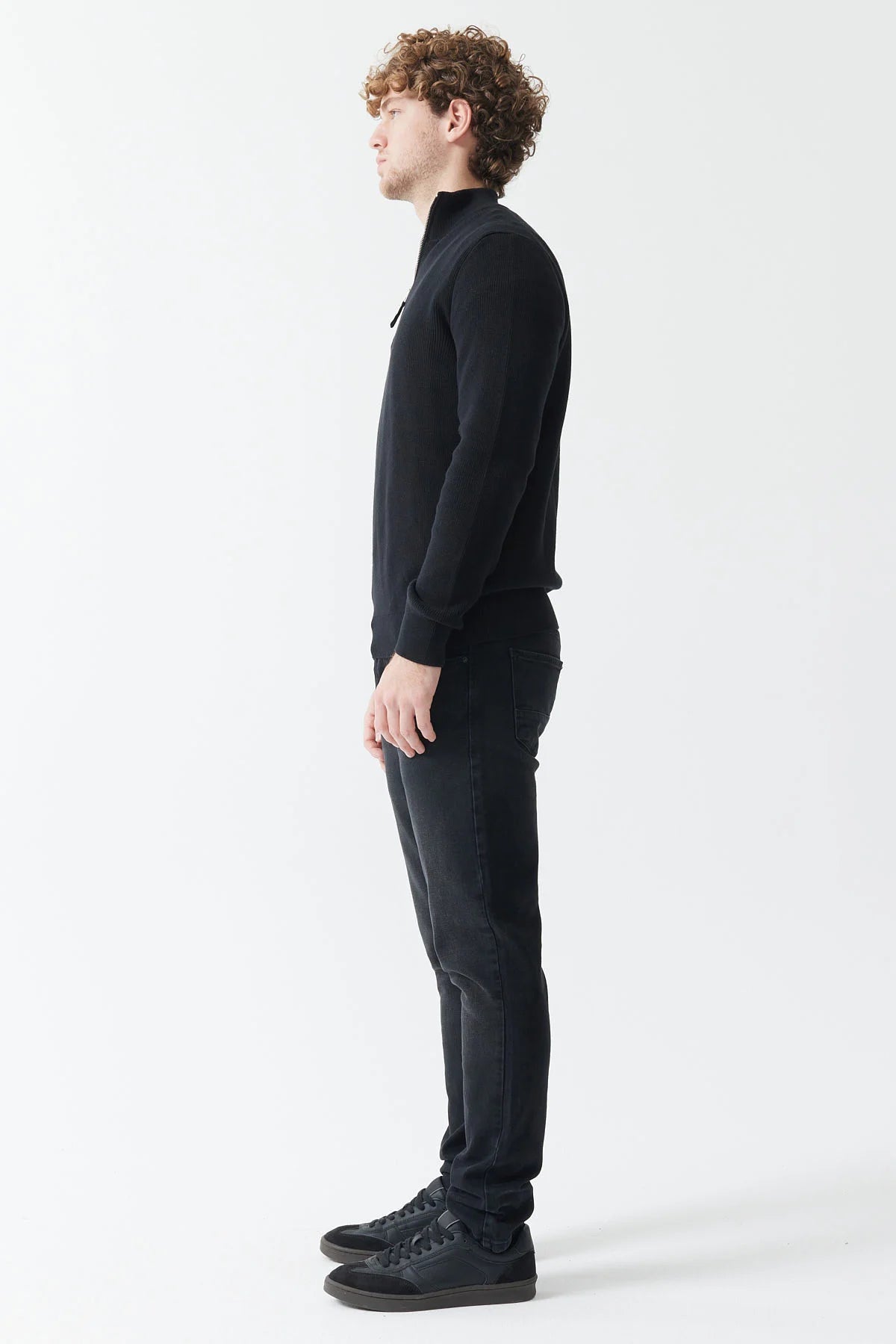 بنطلون جينز رجالي بقصة ضيقة