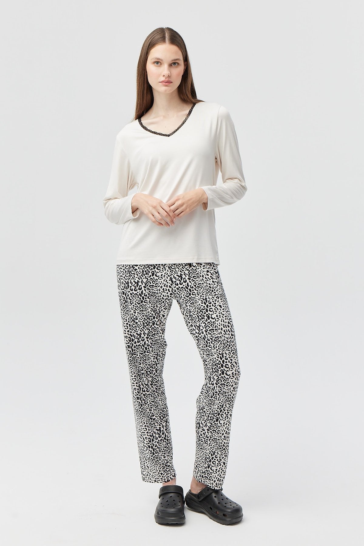 طقم بيجامة نسائي برقبة على شكل حرف V وأكمام طويلة