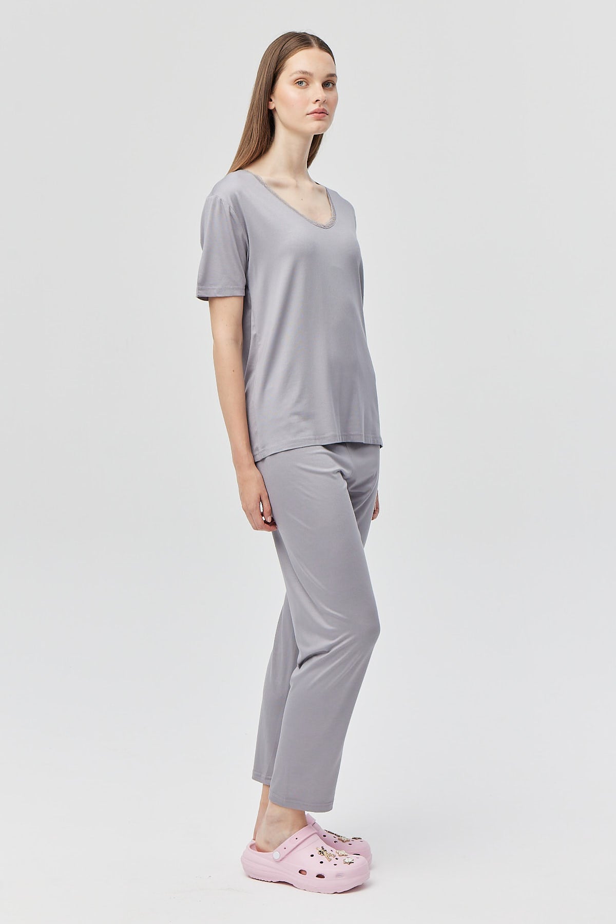 طقم بيجامة نسائية برقبة على شكل حرف V وأكمام قصيرة