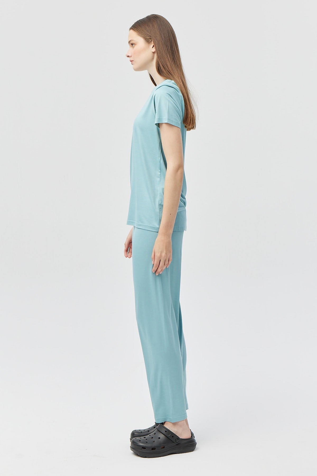 طقم بيجامة نسائية برقبة على شكل حرف V وأكمام قصيرة