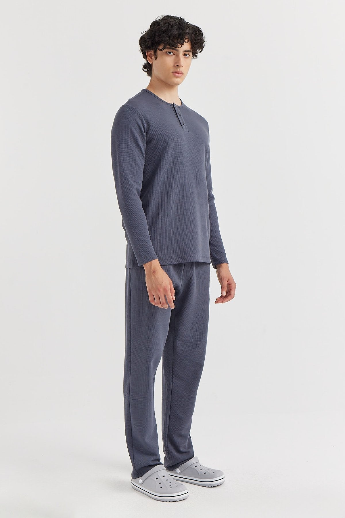 طقم بيجامة رجالي بأكمام طويلة ومزخرف