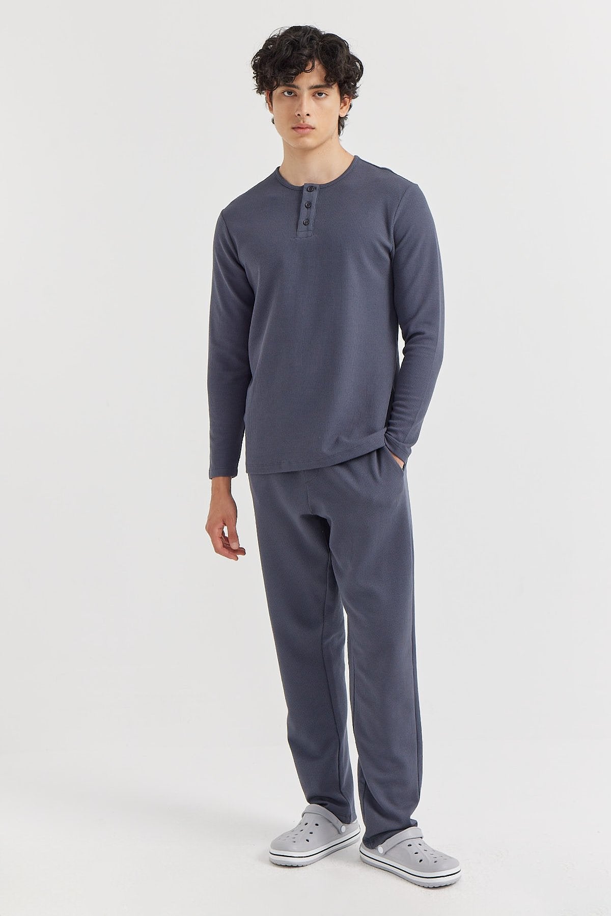 طقم بيجامة رجالي بأكمام طويلة ومزخرف