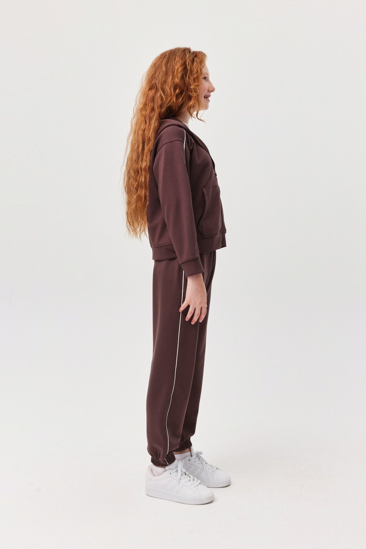 بنی ئارەقەی کچان بە قاچ و کەمەر لاستیک