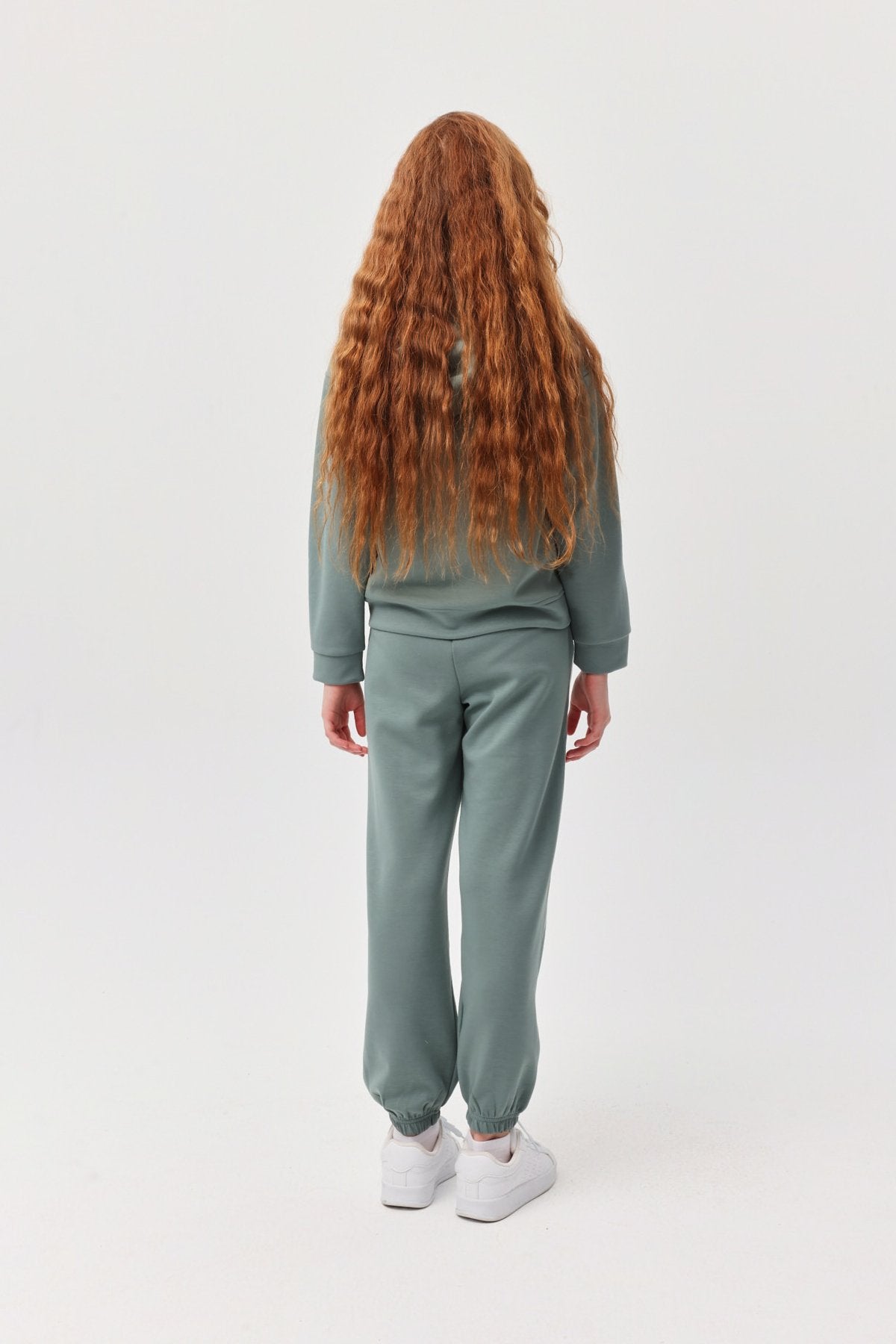 بنی ئارەقەی کچان بە قاچ و کەمەر لاستیک