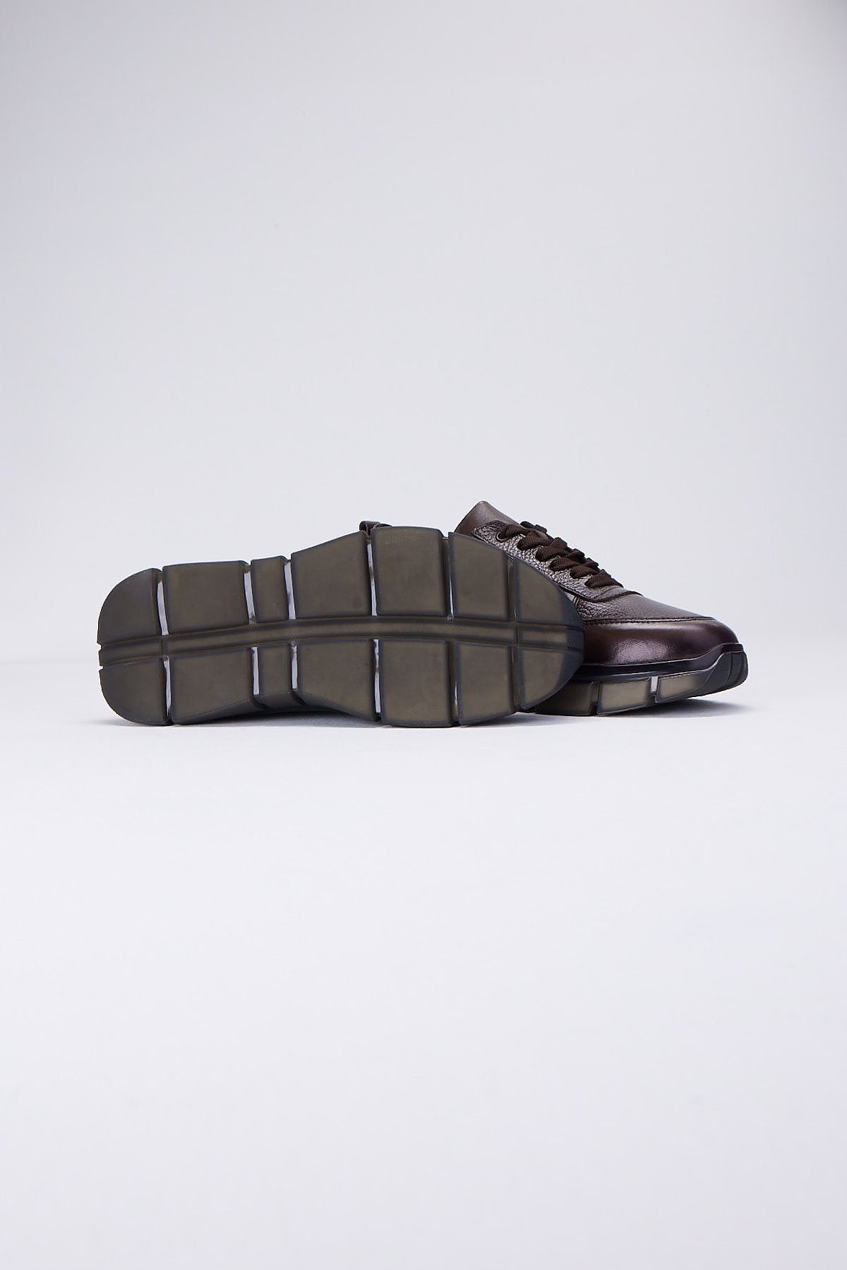 پێڵاوی کازۆئالی پیاوان بە بنی ئەستوور