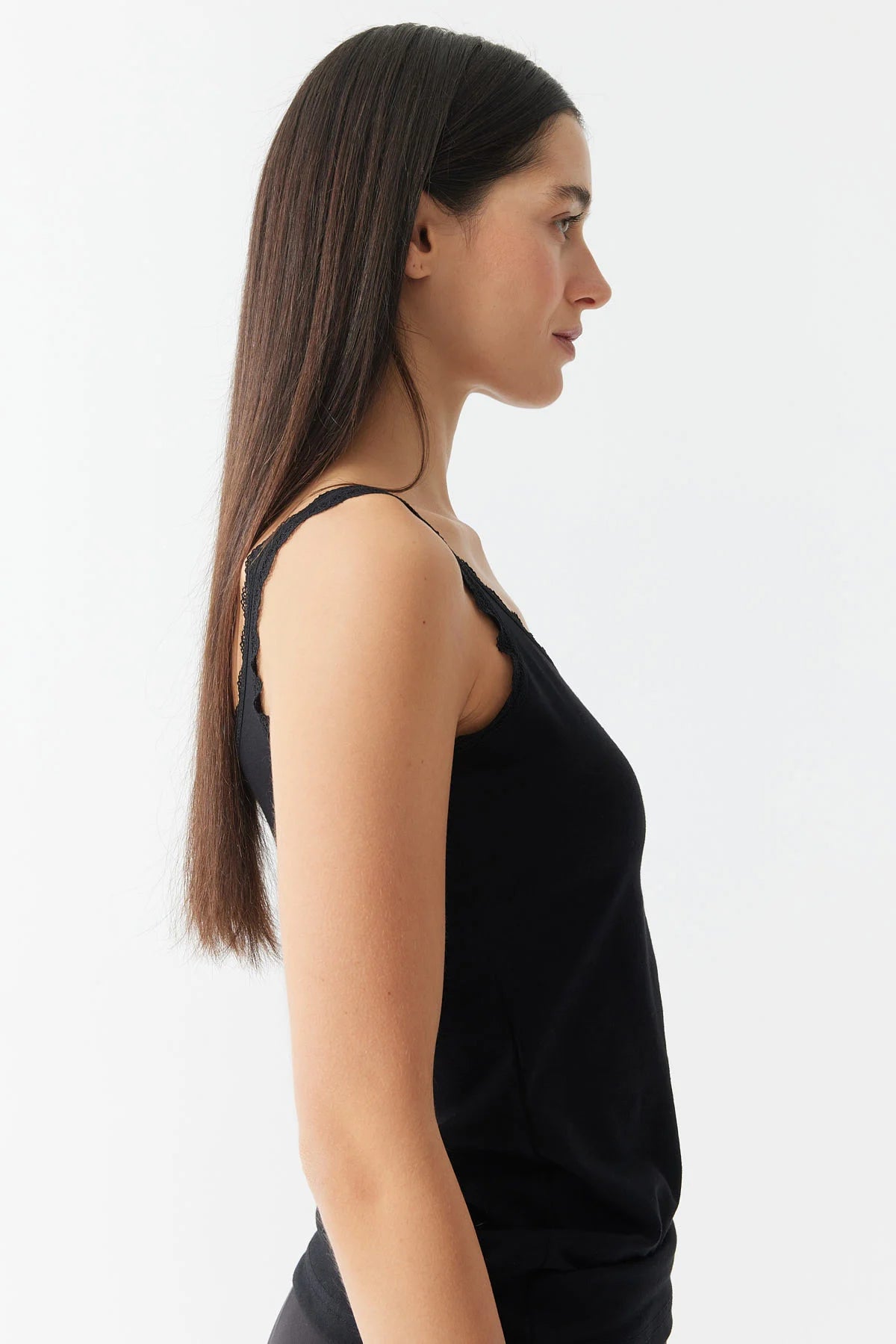 قميص داخلي نسائي بحمالات من الدانتيل