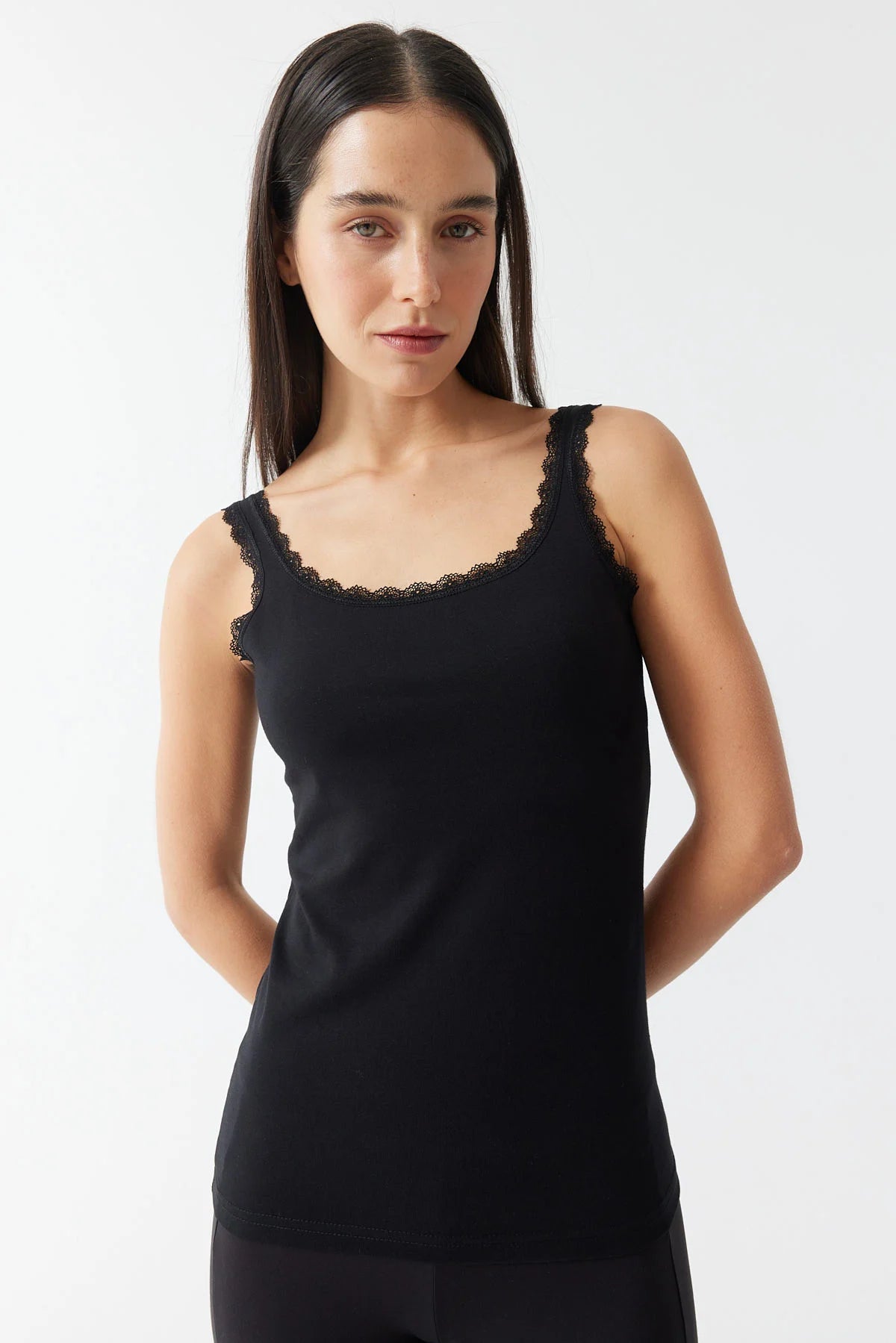 قميص داخلي نسائي بحمالات من الدانتيل