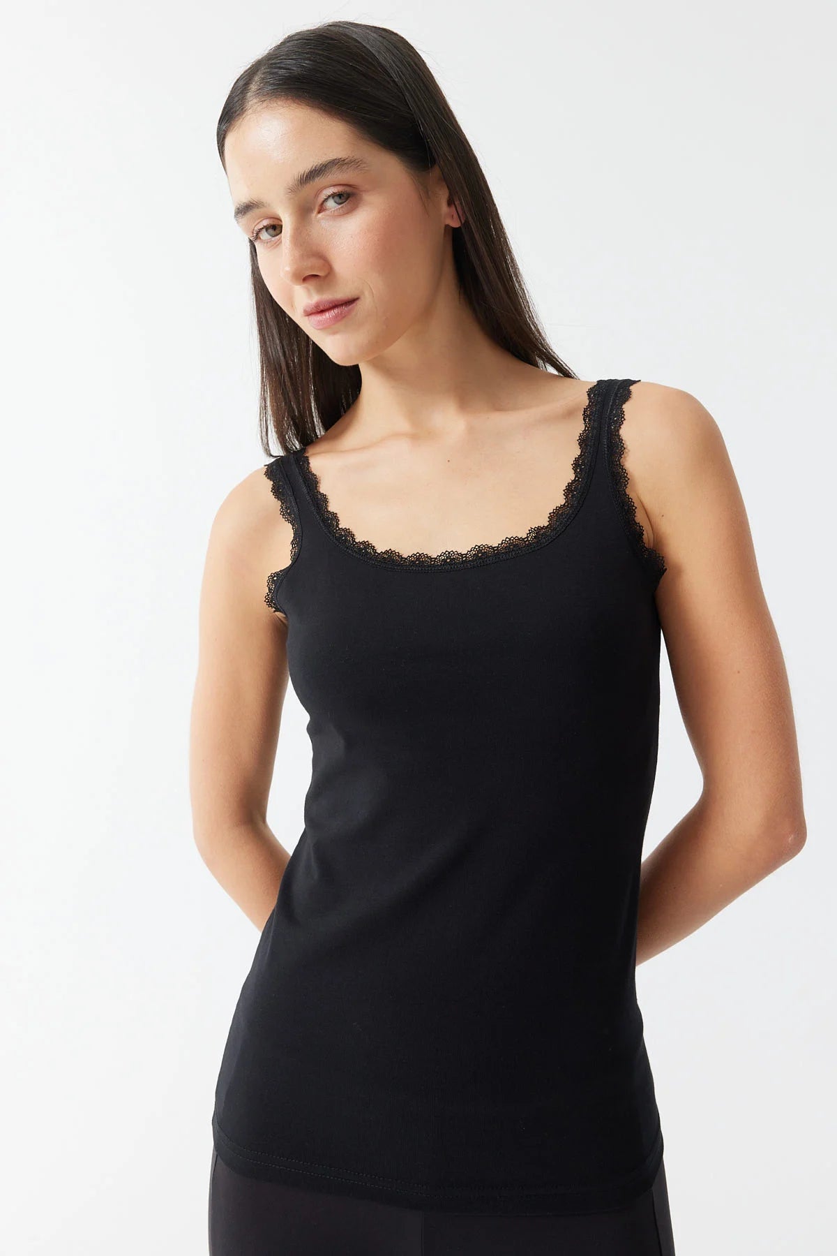 قميص داخلي نسائي بحمالات من الدانتيل