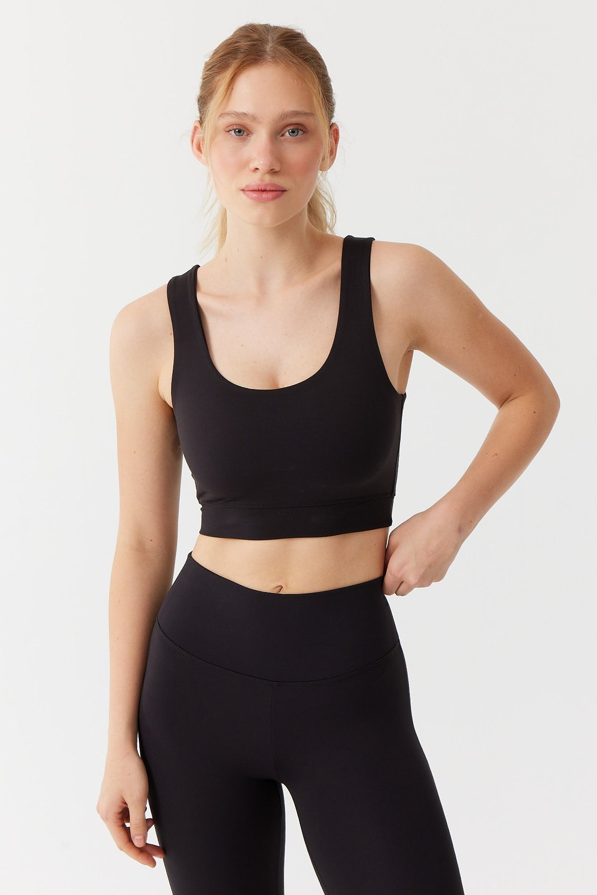 بلوزة رياضية قصير للنساء