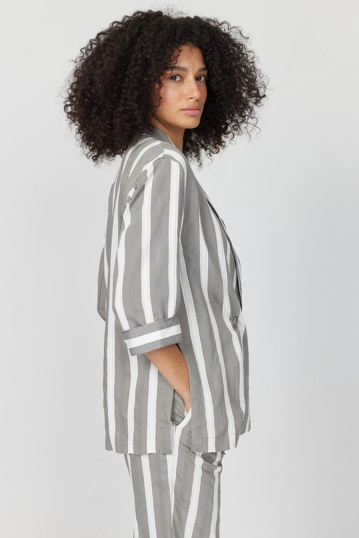 جاكيت نسائي مخطط بأكمام كابري