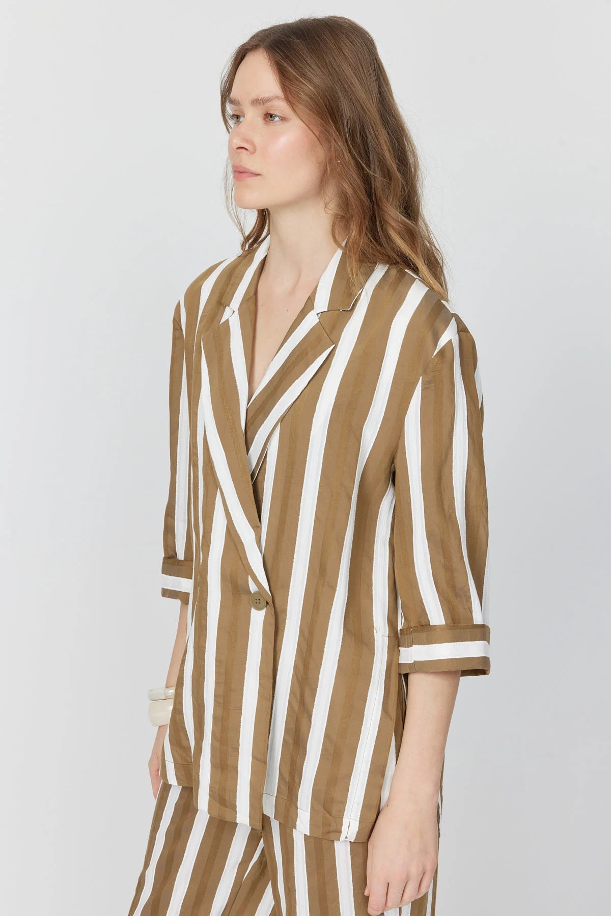 جاكيت نسائي مخطط بأكمام كابري