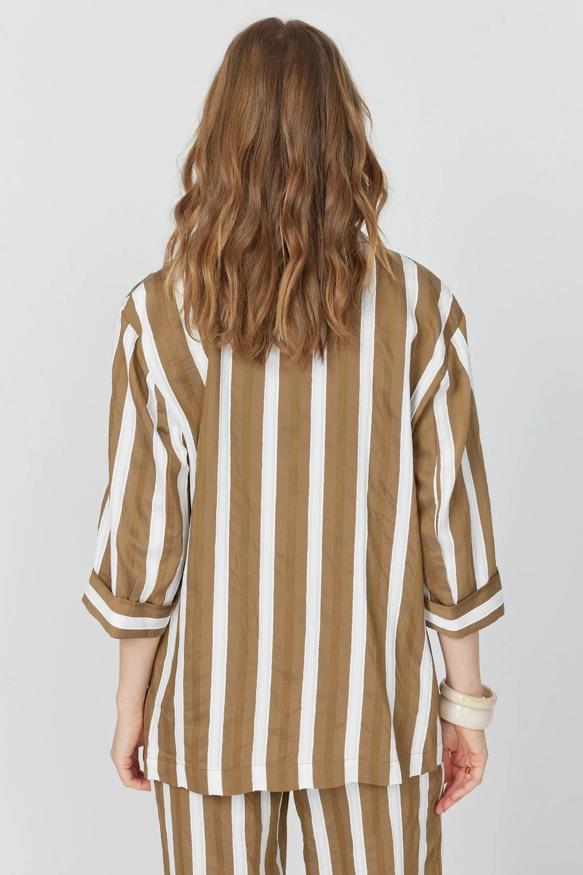 جاكيت نسائي مخطط بأكمام كابري