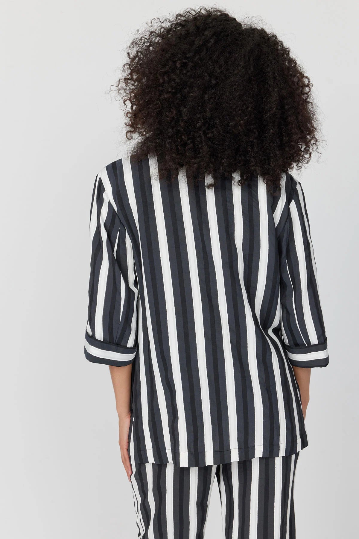 جاكيت نسائي مخطط بأكمام كابري